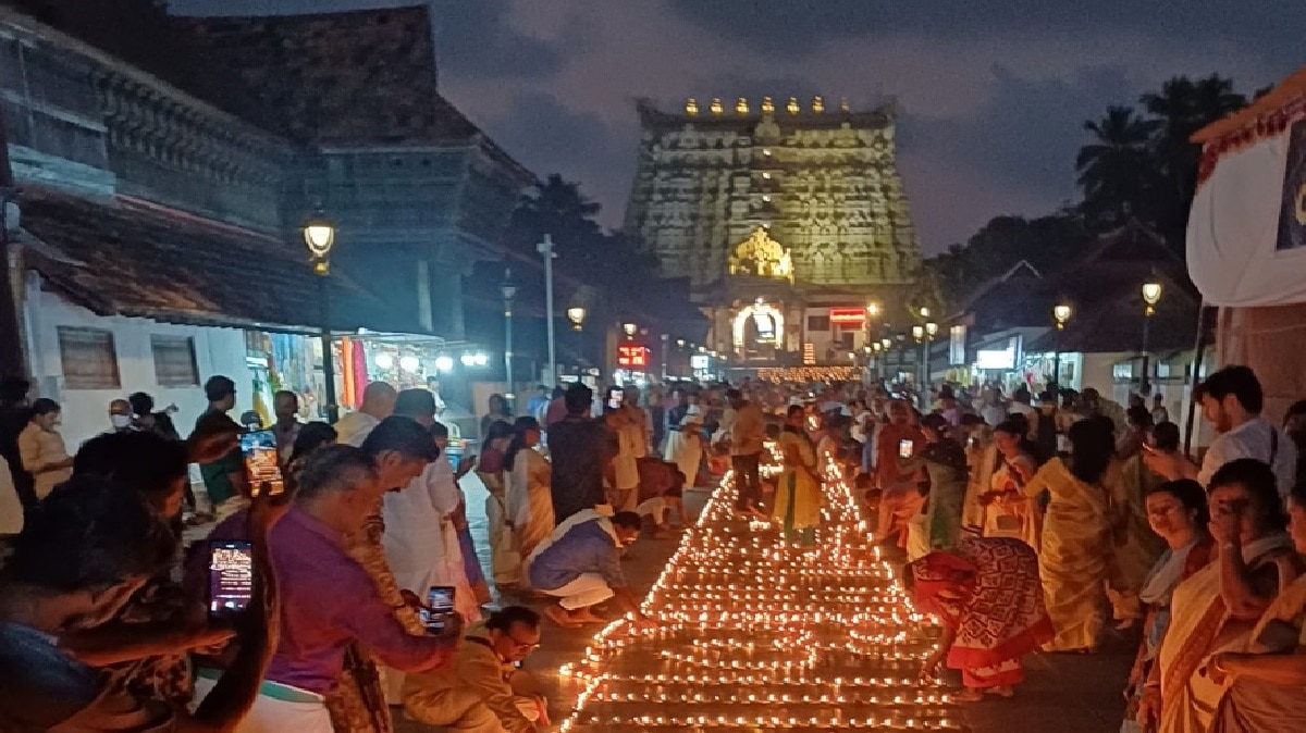 पद्मनाभस्वामी मंदिर तिरुवनंतपुरम में दीपोत्सव.