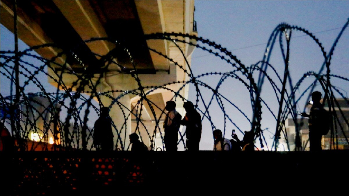 Farmers Protest: कंटीले तार, पत्थारबाजी और धुआं-धुआं... शंभू बॉर्डर पर आमने-सामने जवान और किसान, Photos