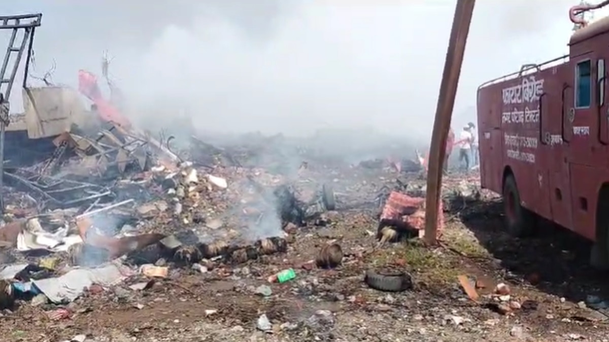 फैक्ट्री के आसपास बिखरा पड़ा मलबा. 