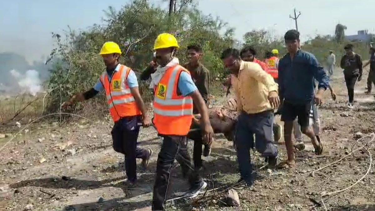 मृतक महिला को अस्पताल ले जाते रेस्क्यूकर्मी.