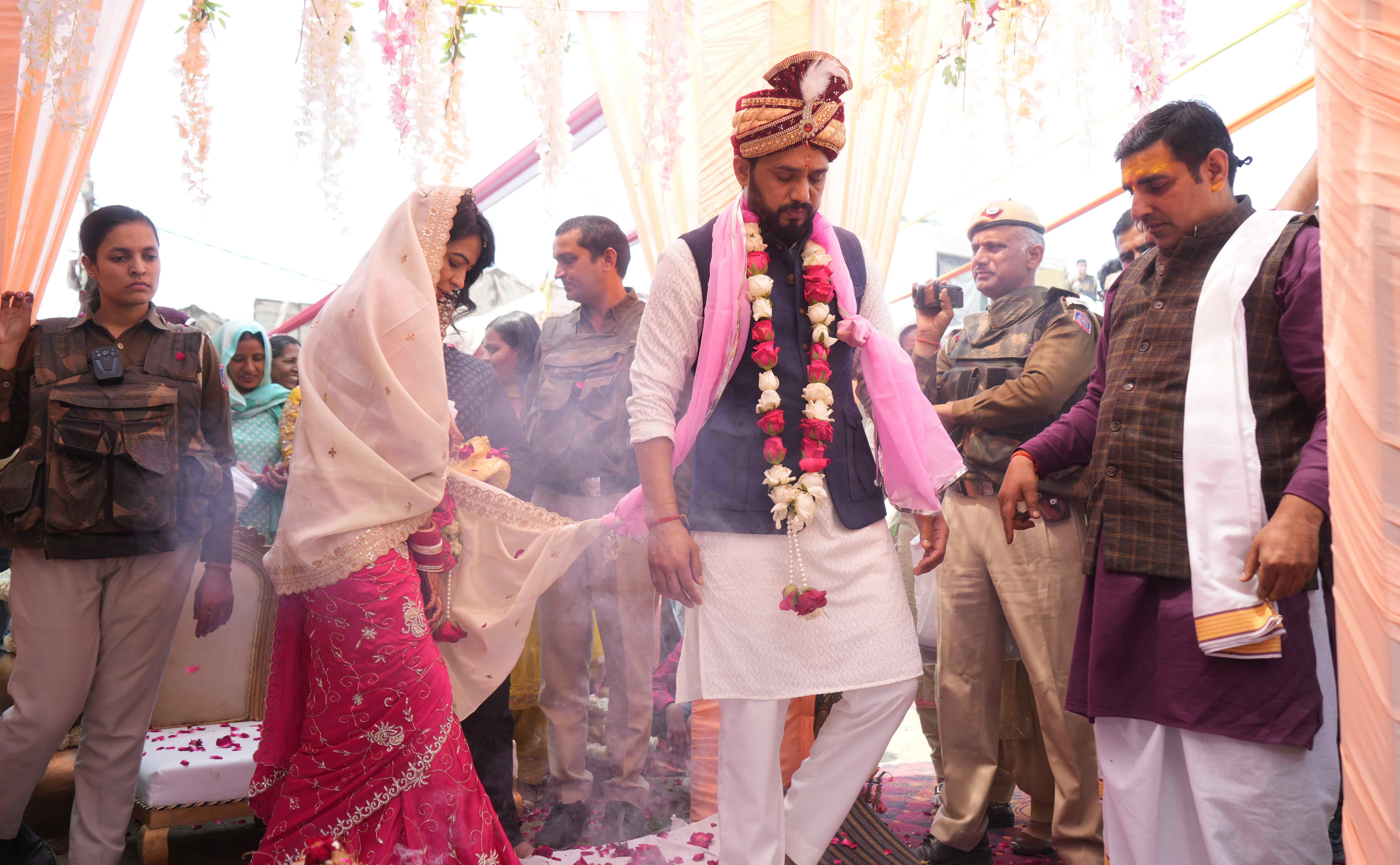 जयमाल से लेकर 7 फेरे तक... गैंगस्टर और लेडी डॉन की शादी की 10 अनदेखी तस्वीरें