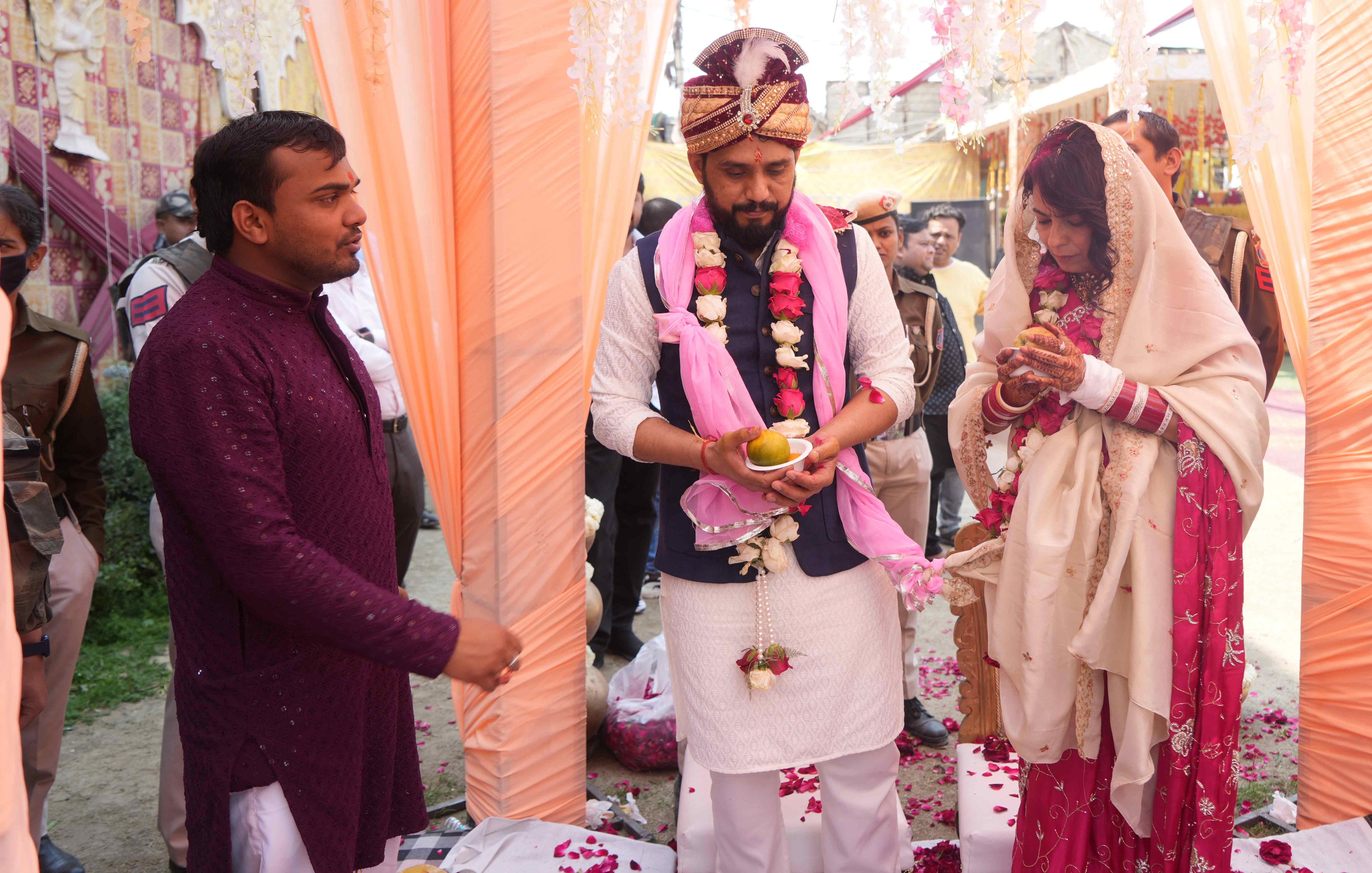 जयमाल से लेकर 7 फेरे तक... गैंगस्टर और लेडी डॉन की शादी की 10 अनदेखी तस्वीरें