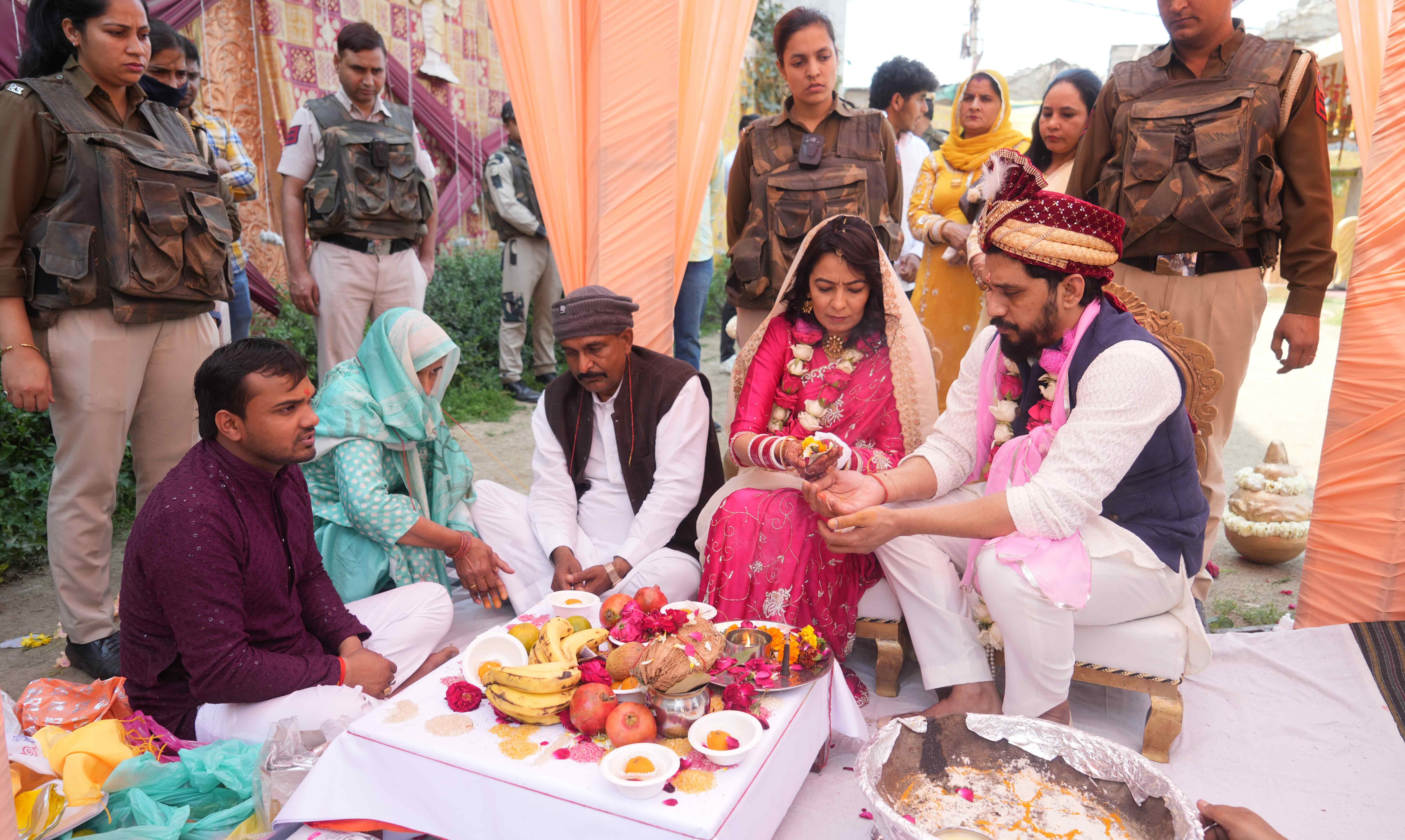 जयमाल से लेकर 7 फेरे तक... गैंगस्टर और लेडी डॉन की शादी की 10 अनदेखी तस्वीरें