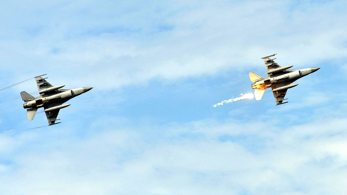 Unmanned F-16 fighter jet 