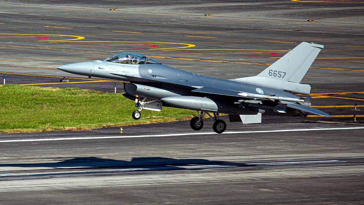 Unmanned F-16 fighter jet 
