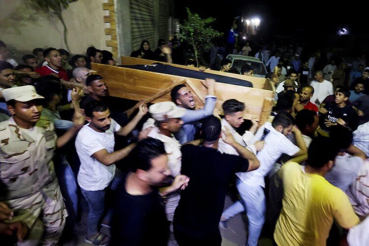 मिस्र की सेना के जवान के जनाजे में उमड़ी भीड़