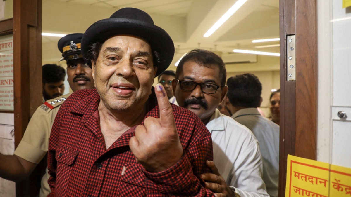 Dharmendra casts vote