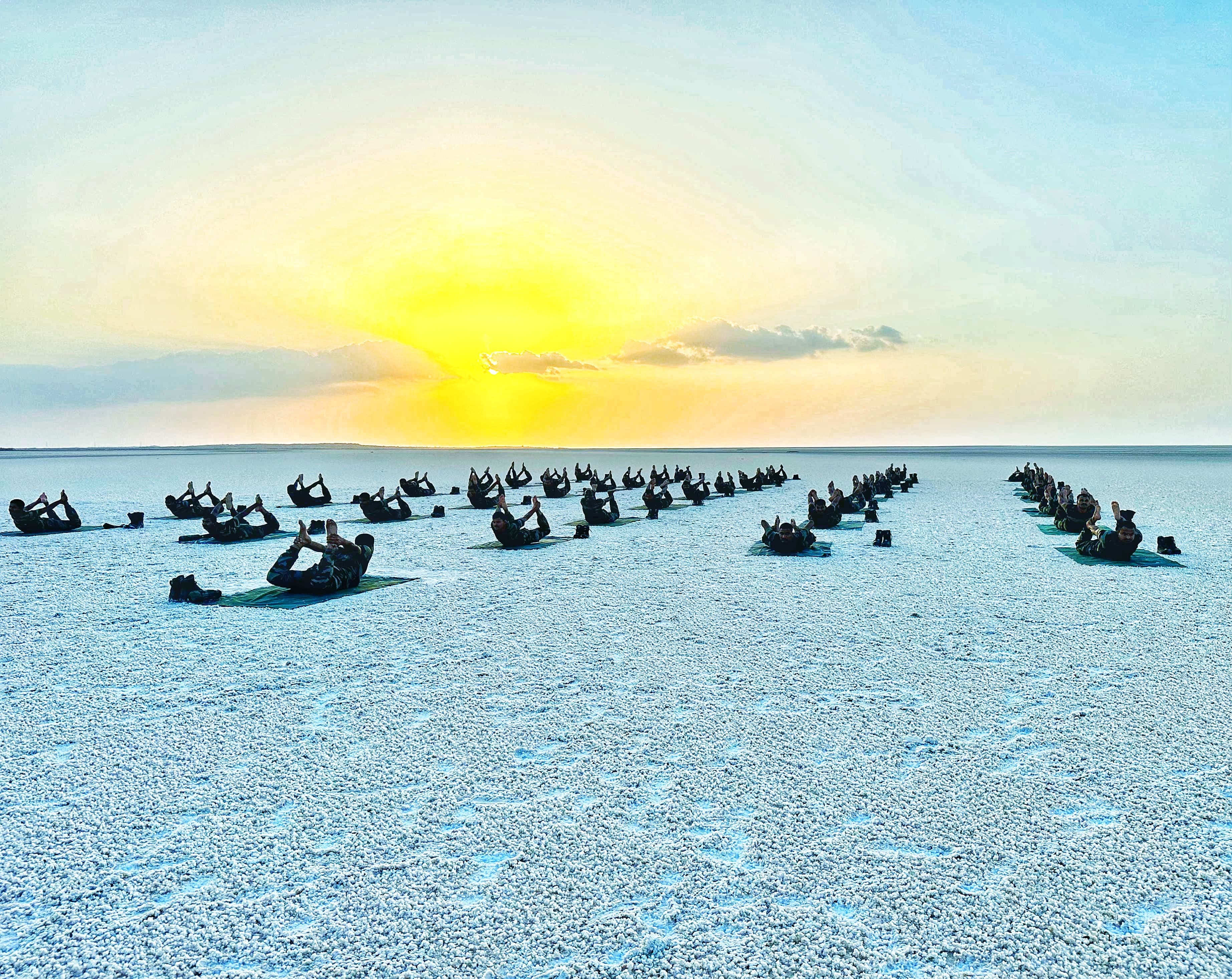 अंतर्राष्ट्रीय योग दिवस के मौके पर योगासन करते सेना के जवान और अधिकारी