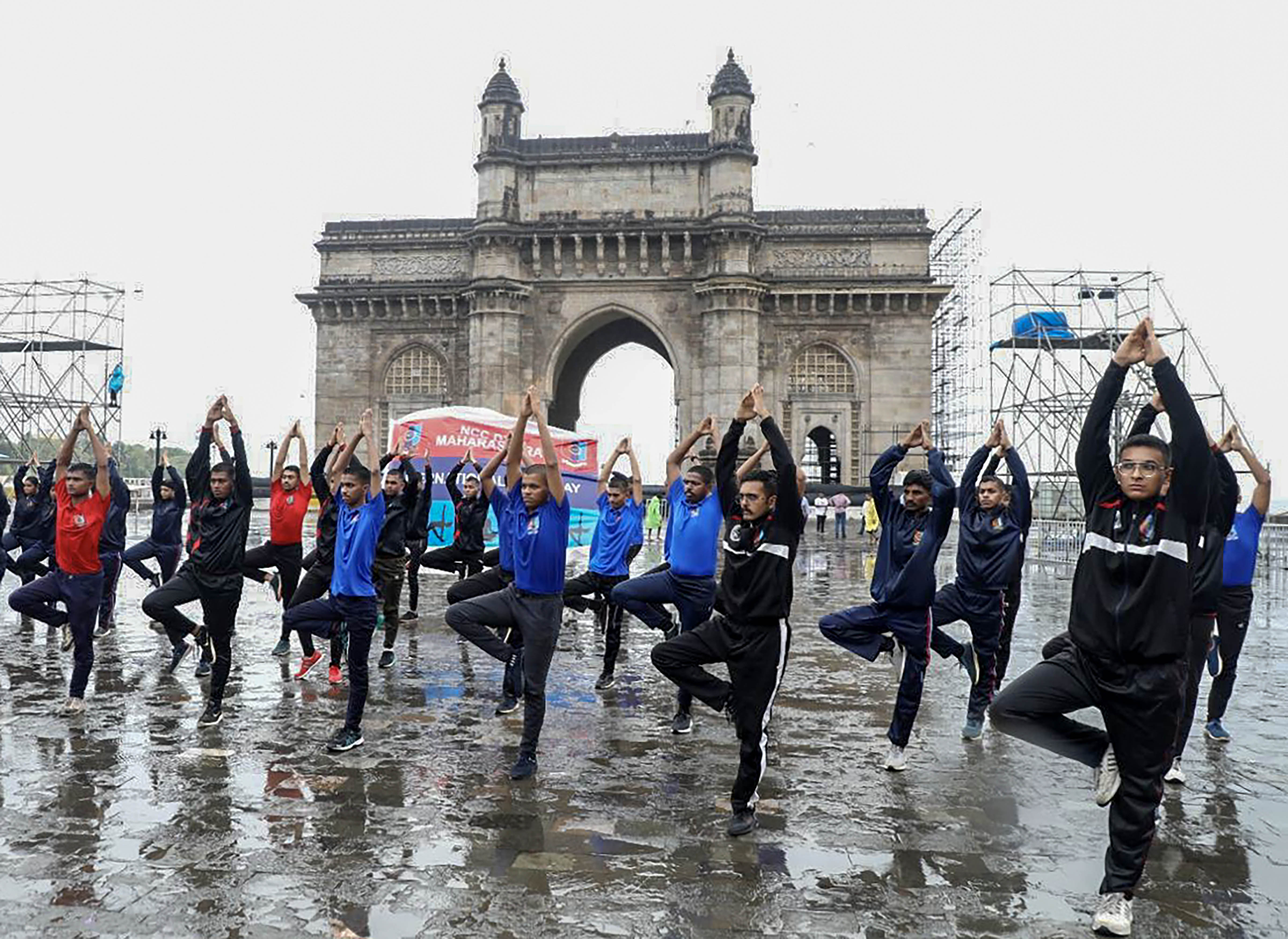गेटवे ऑफ इंडिया पर NCC कैडेट ने किया योग