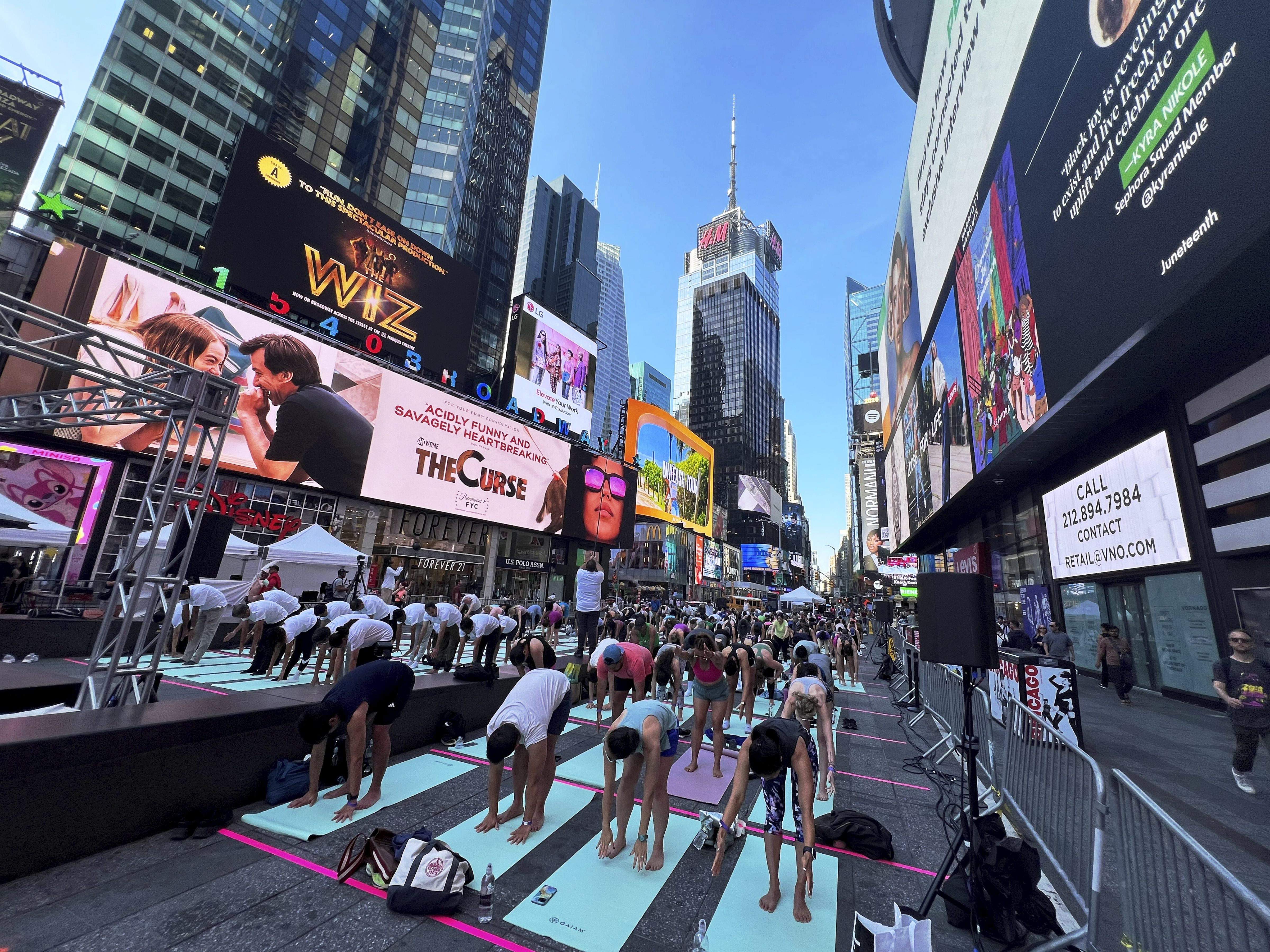टाइम्स स्क्वायर में लोगों ने किया योग