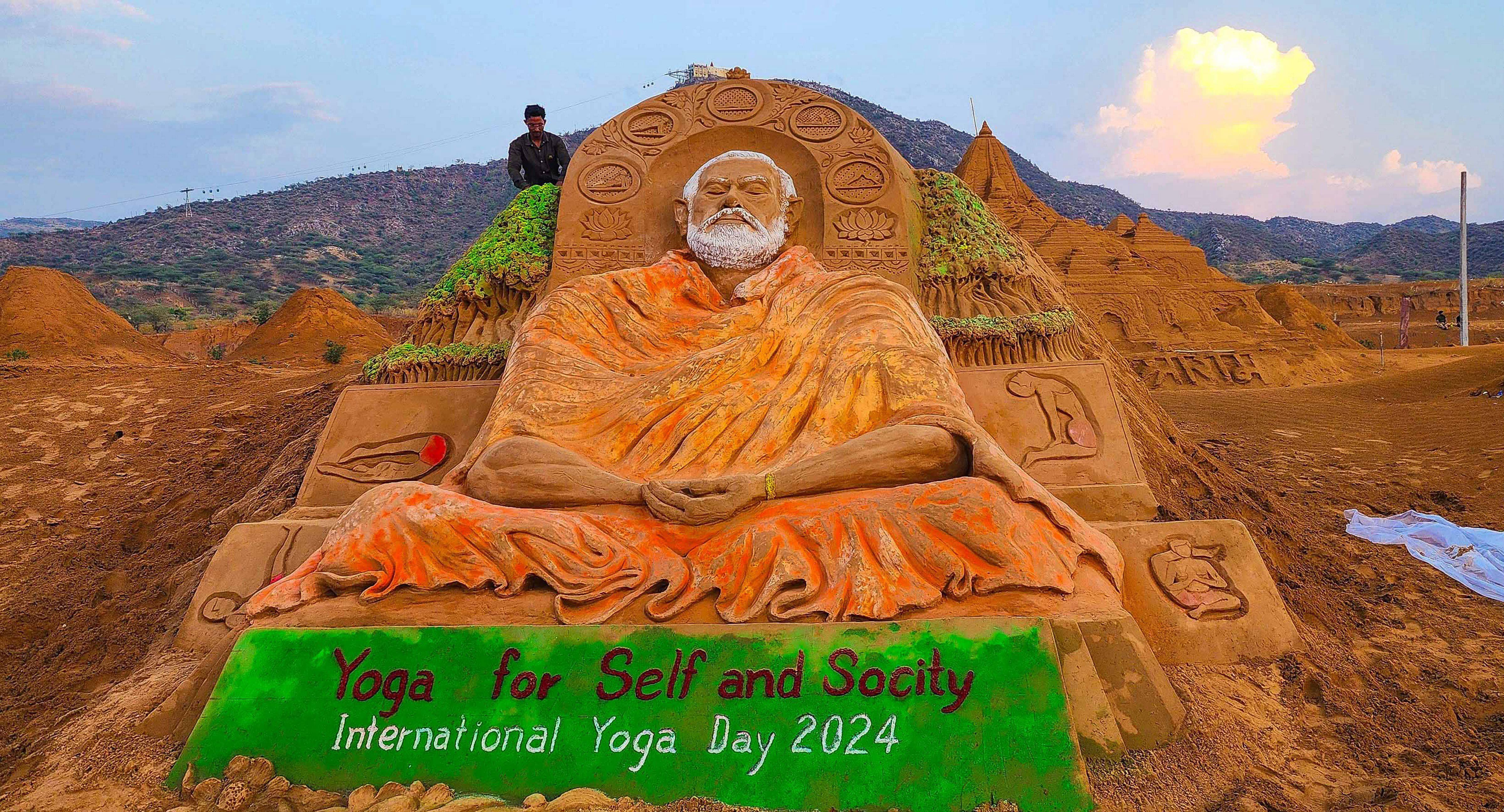 पुष्कर में रेत पर बनाई योग की कलाकृति