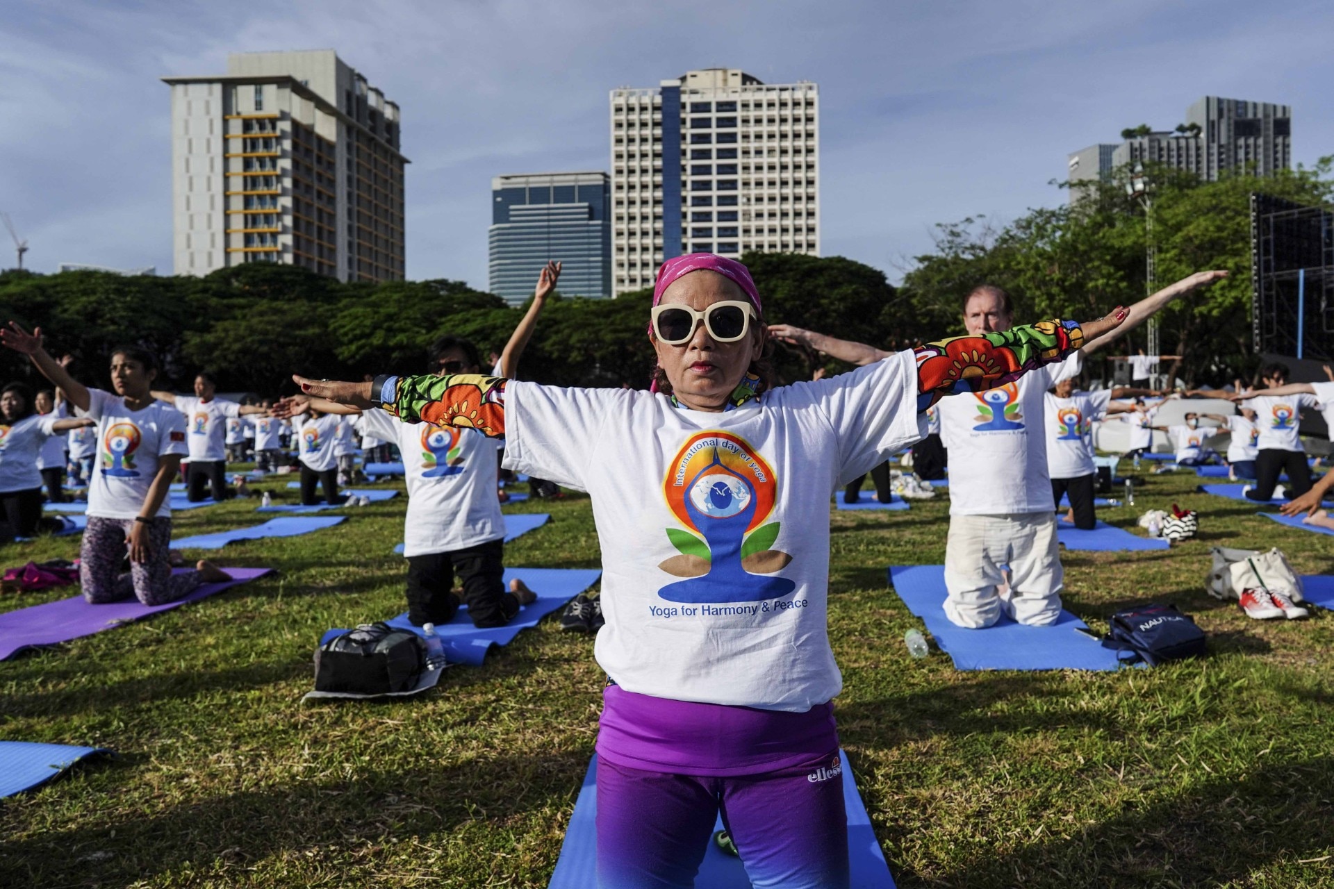 बैंकॉक में थाई और विदेशी लोगों ने किया योगाभ्यास