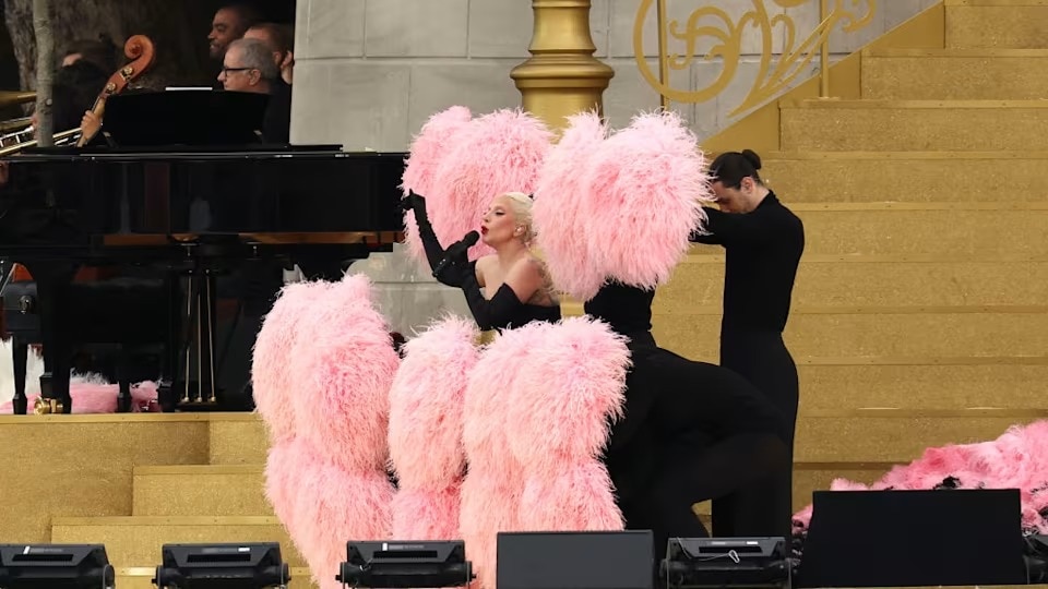 पॉप स्टार लेडी गागा ने बांधा समां