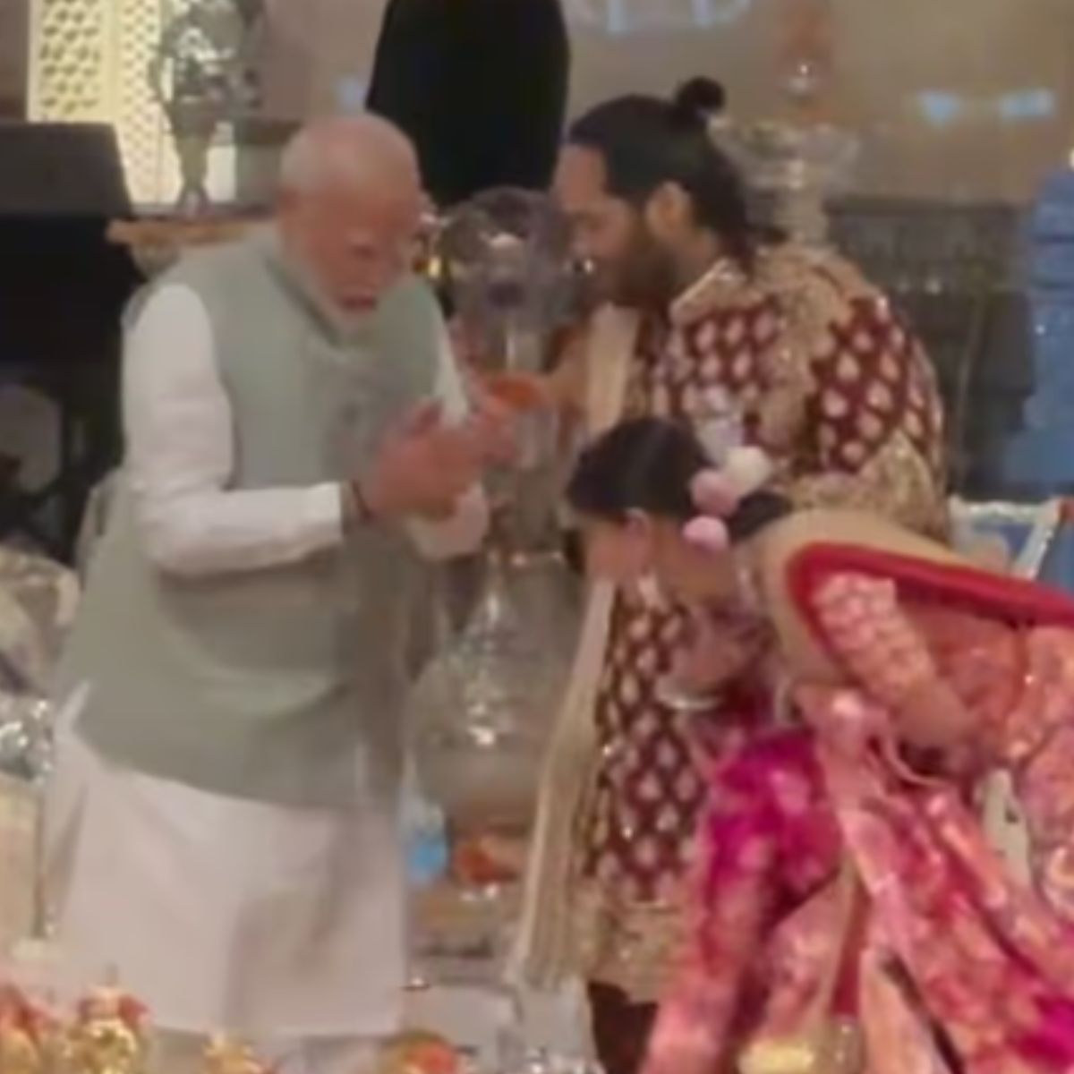 प्रधानमंत्री नरेंद्र मोदी, अनंत अंबानी, राधिका मर्चेंट 