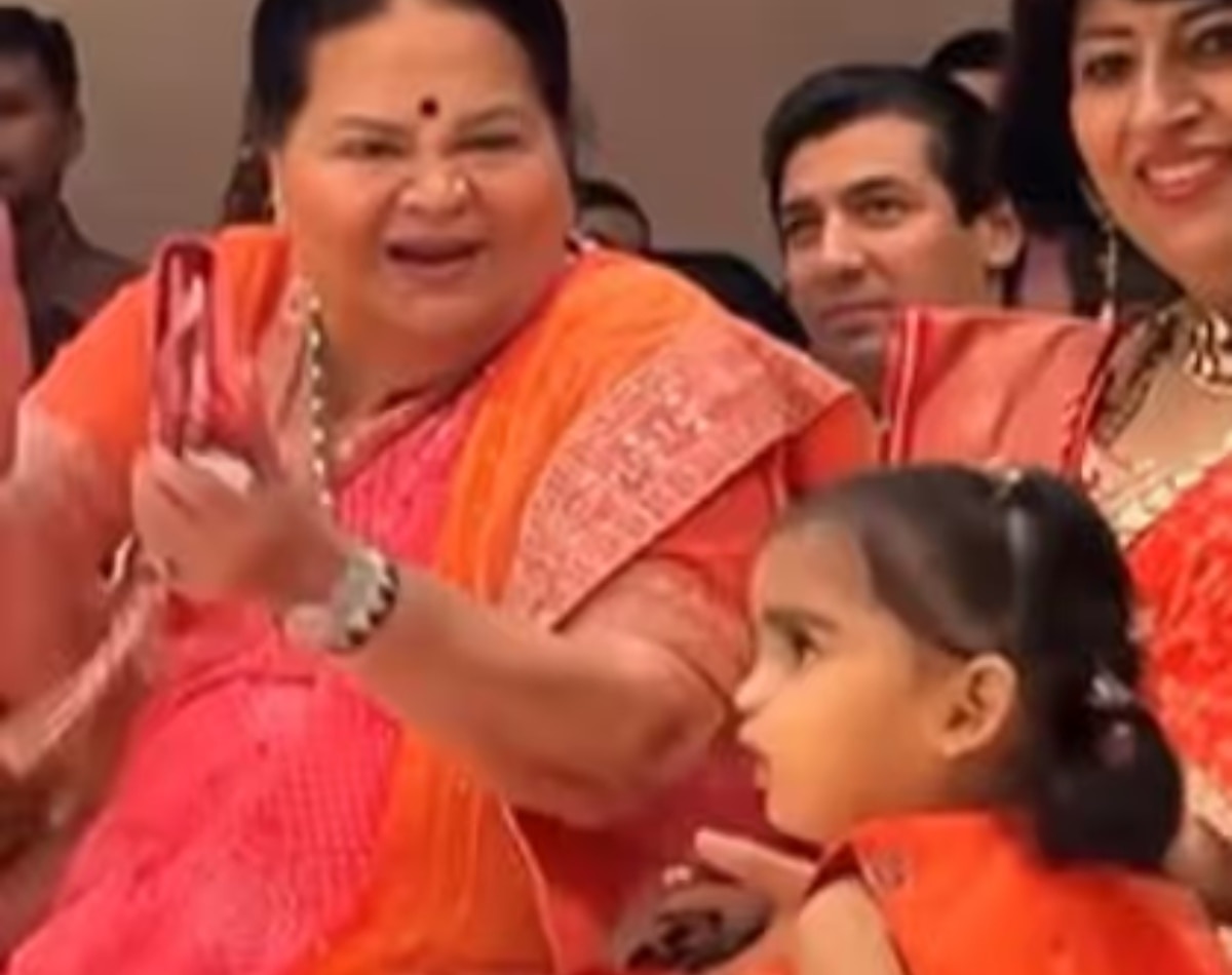 मामेरू प्रोग्राम में बच्चों के साथ मां कोकिला