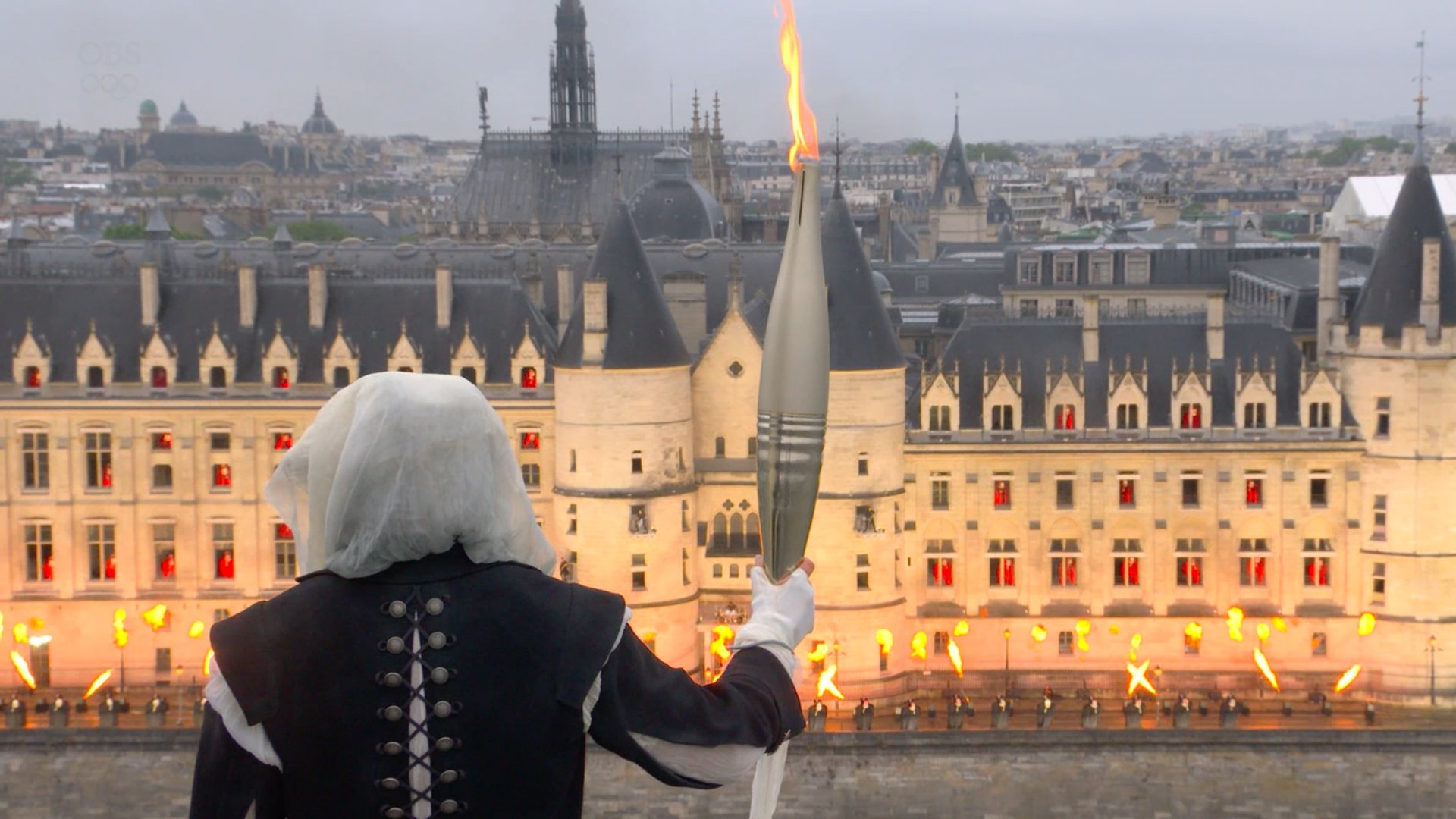 मशाल थामे यह शख्स रहा सेंटर ऑफ अट्रैक्शन