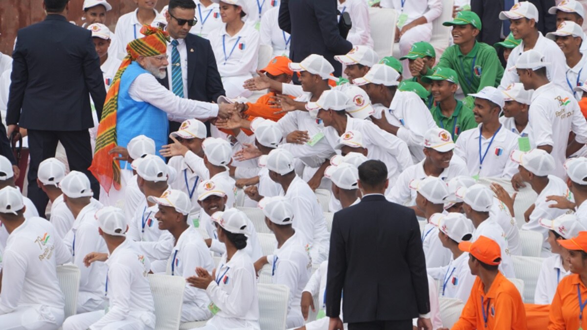 PM Modi meets with students