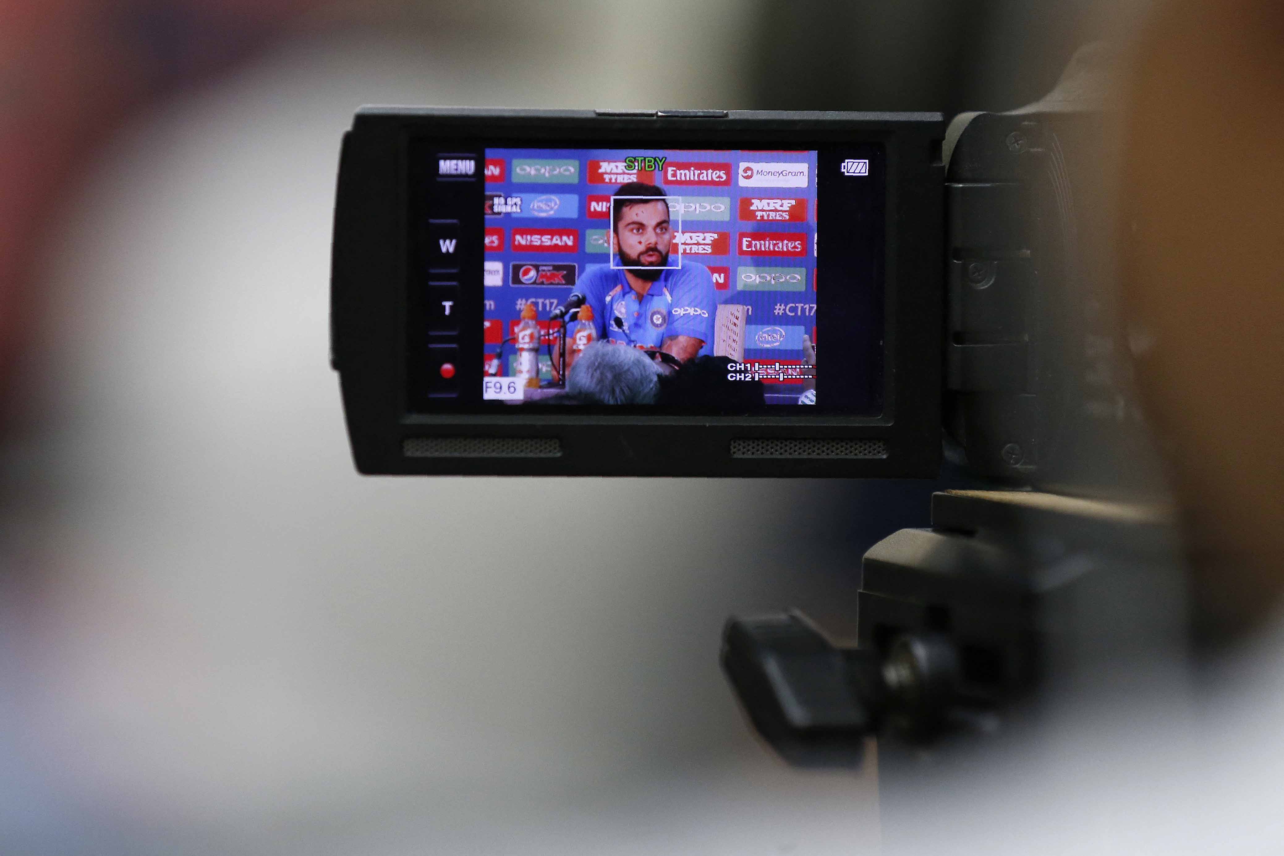 ट्रैकिंग और रीप्ले कैमरे 