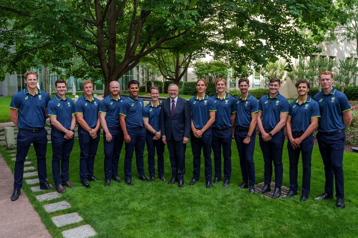 anthony albanese with players