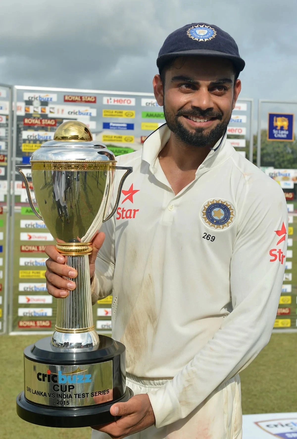 virat kohli with trophy