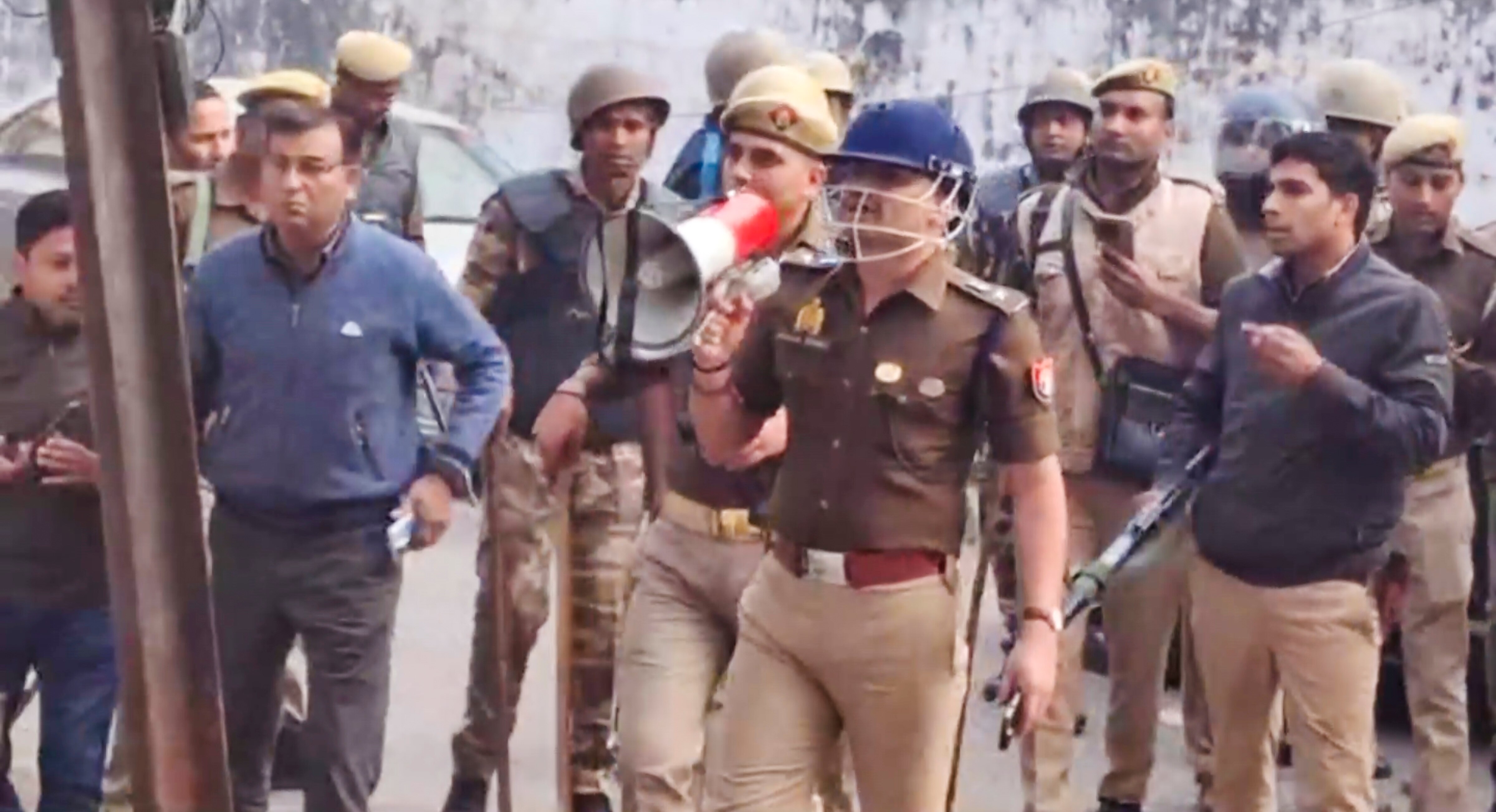 आंसू गैस के गोले छोड़े