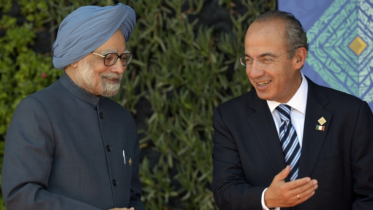 मैक्सिकन राष्ट्रपति से मिलते मनमोहन सिंह
