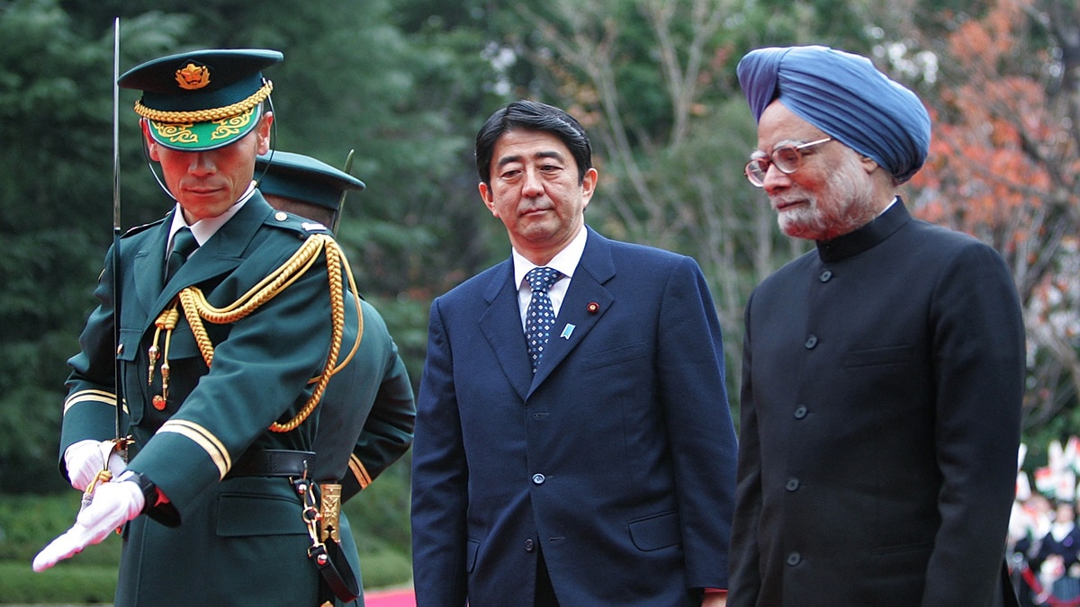 शिंजो आबे से मिलते मनमोहन सिंह