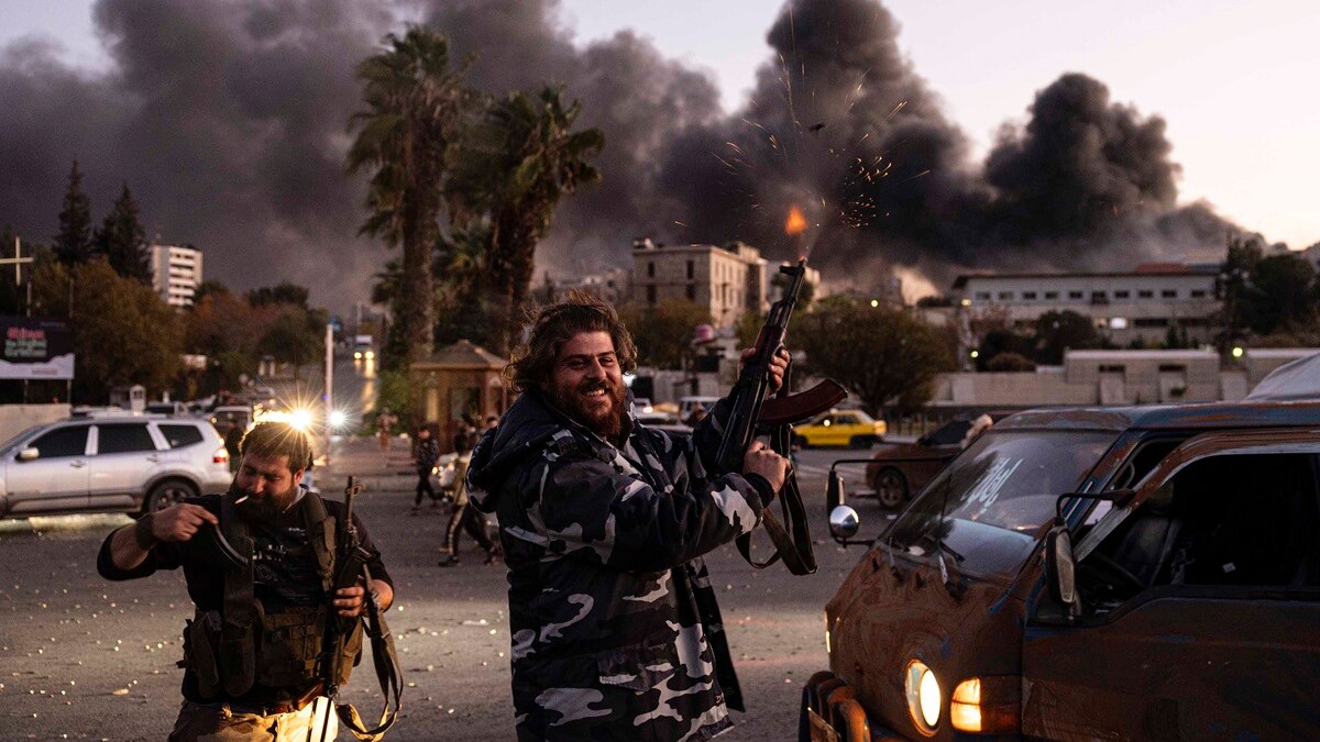 सड़कों पर कर रहे खुशी का इजहार