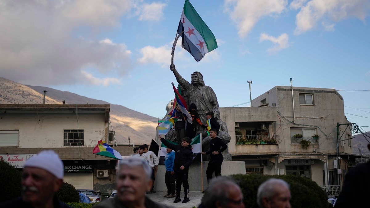 हर तरफ जश्न का माहौल