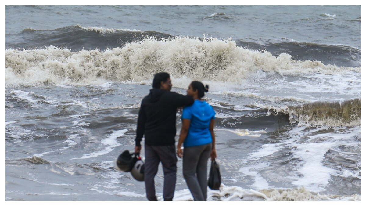 फेंगल तूफान के बाद, चेन्नई के मरीना बीच पर समुद्र की लहरें तट से टकराती हुई