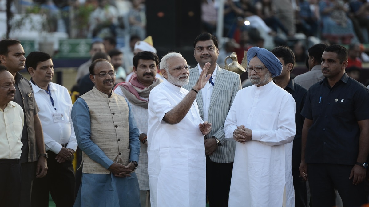 नरेंद्र मोदी के साथ मनमोहन सिंह