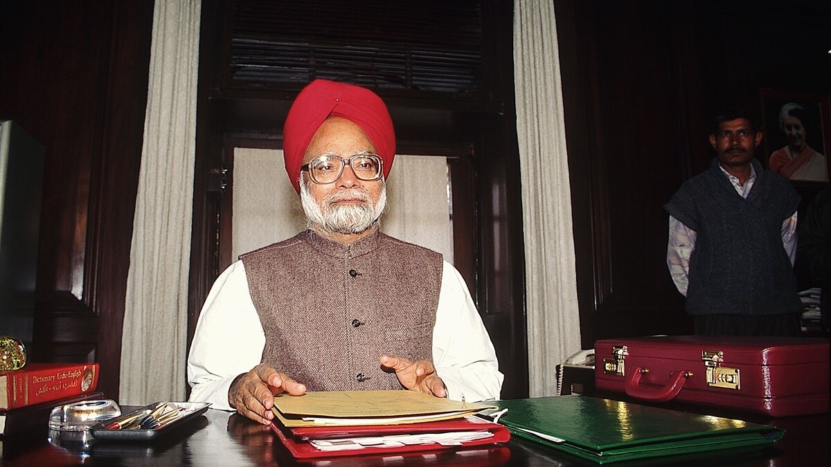 अपने कार्यालय में मनमोहन सिंह