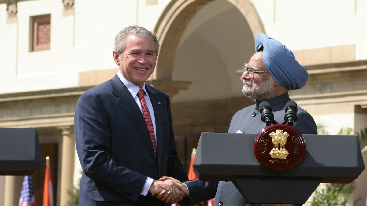 मनमोहन सिंह से हाथ मिलाते अमेरिकी राष्ट्रपति