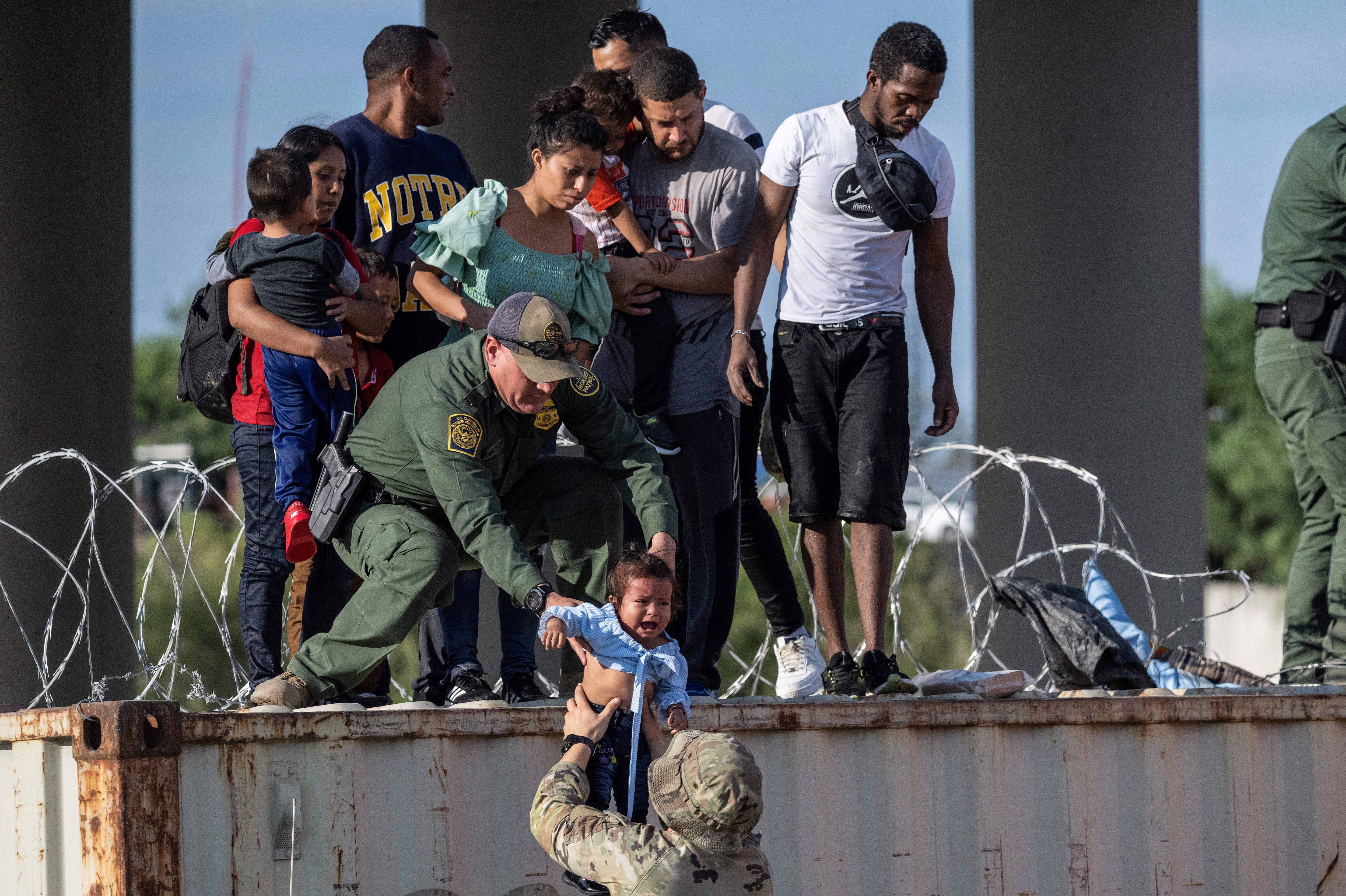 किसी भी तरह बॉर्डर पार करना चाह रहे प्रवासी