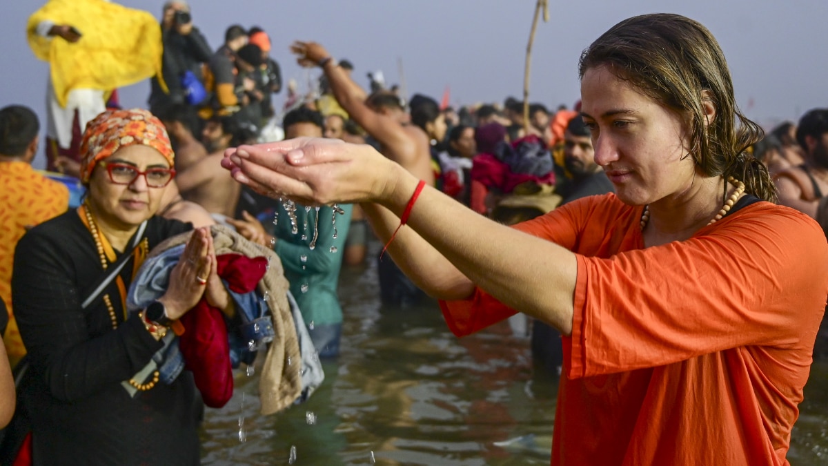 महाकुंभ में विदेशी नागरिकों ने भी लगाई डुबकी