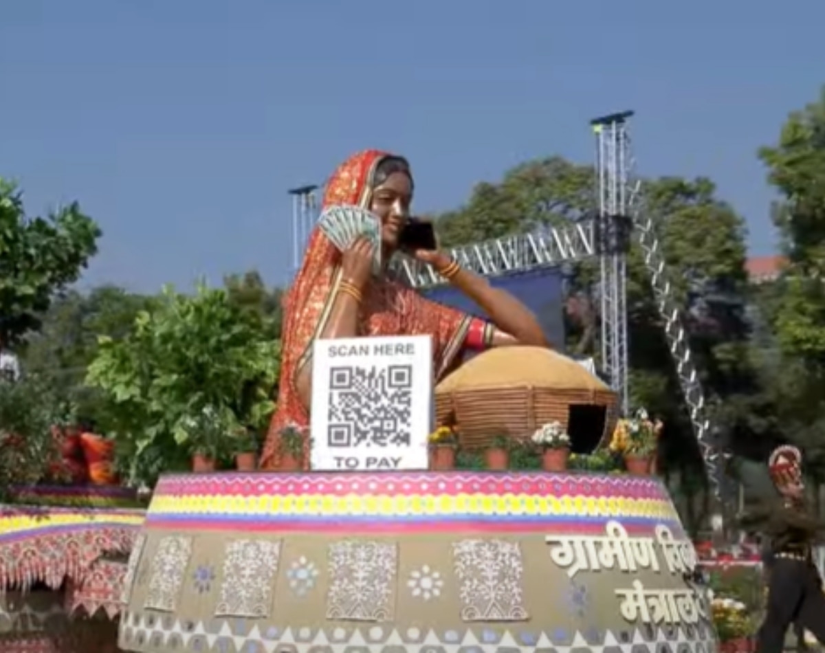 'लखपति दीदी' की झांकी ने किया आकर्षित 