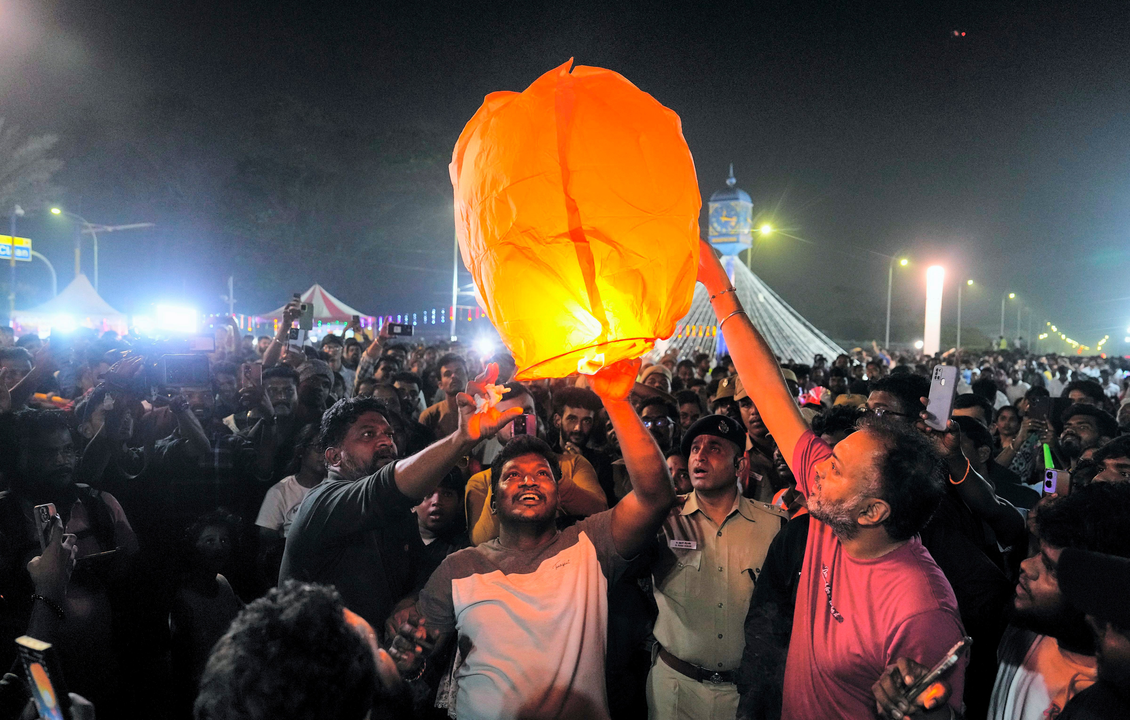 समुद्र किनारे ऐसे मना जश्न