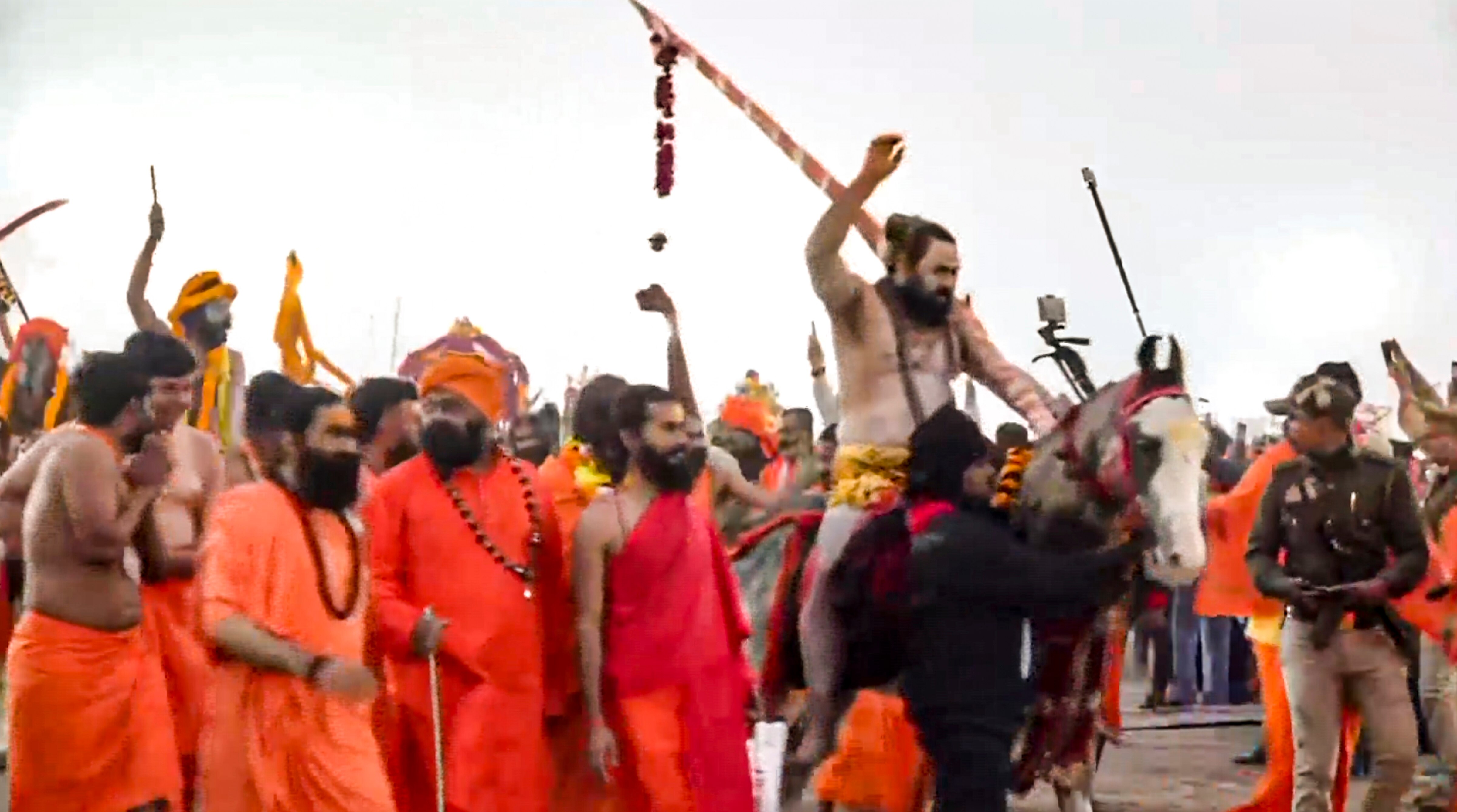 मकर संक्रांति पर नागा साधुओं ने किया अमृत स्नान