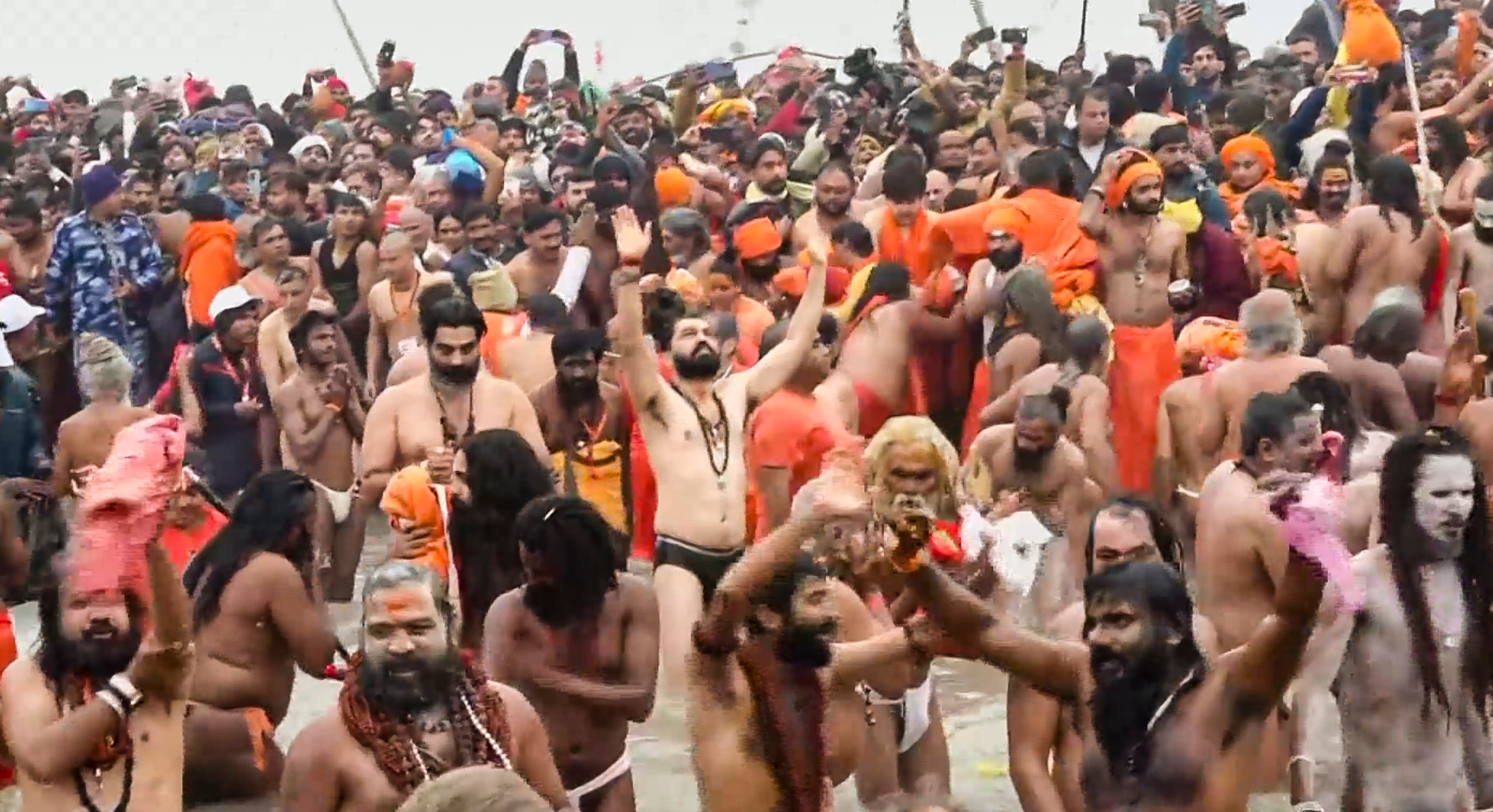 मकर संक्रांति पर नागा साधुओं ने किया अमृत स्नान