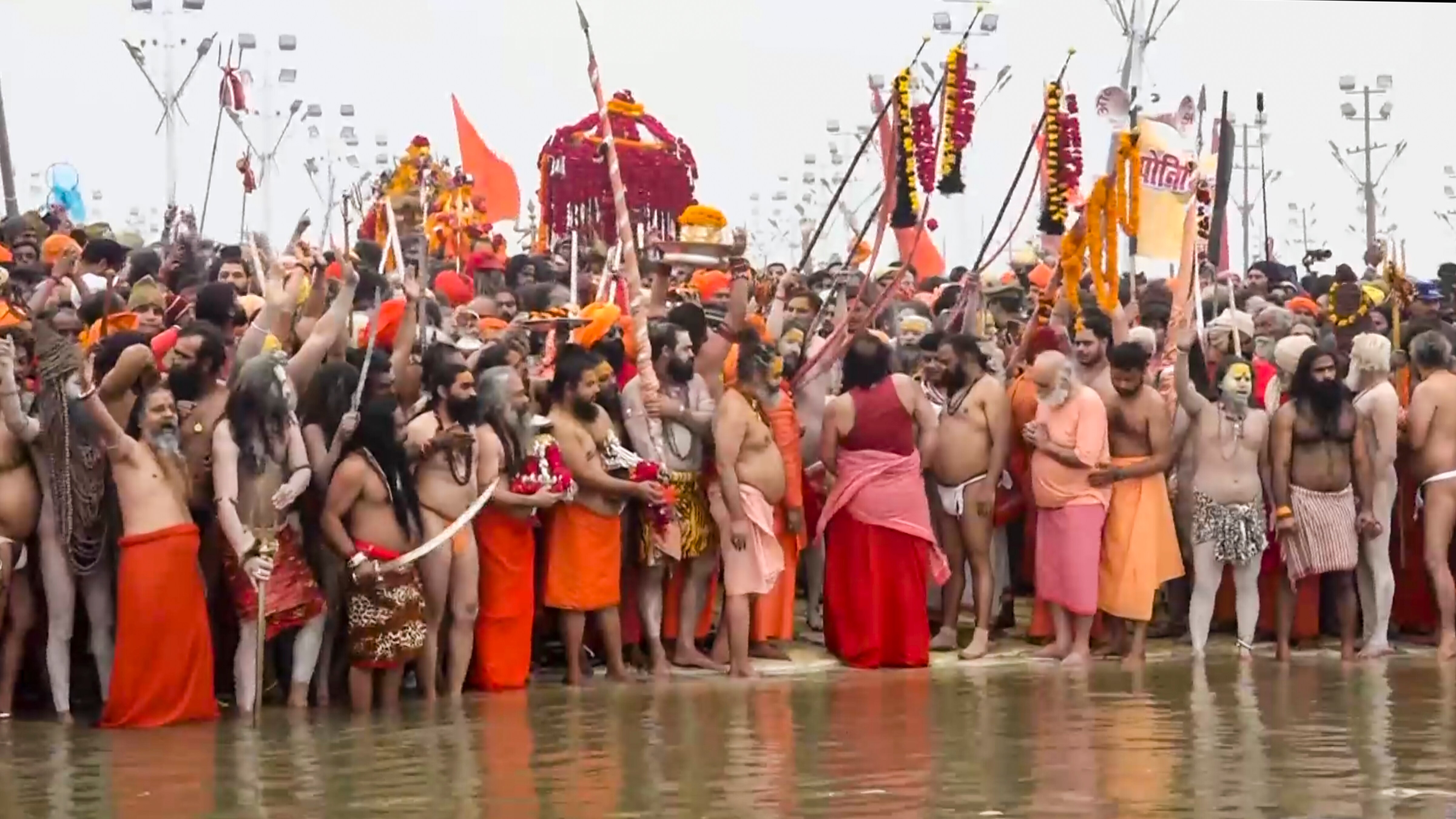 मकर संक्रांति पर नागा साधुओं ने किया अमृत स्नान