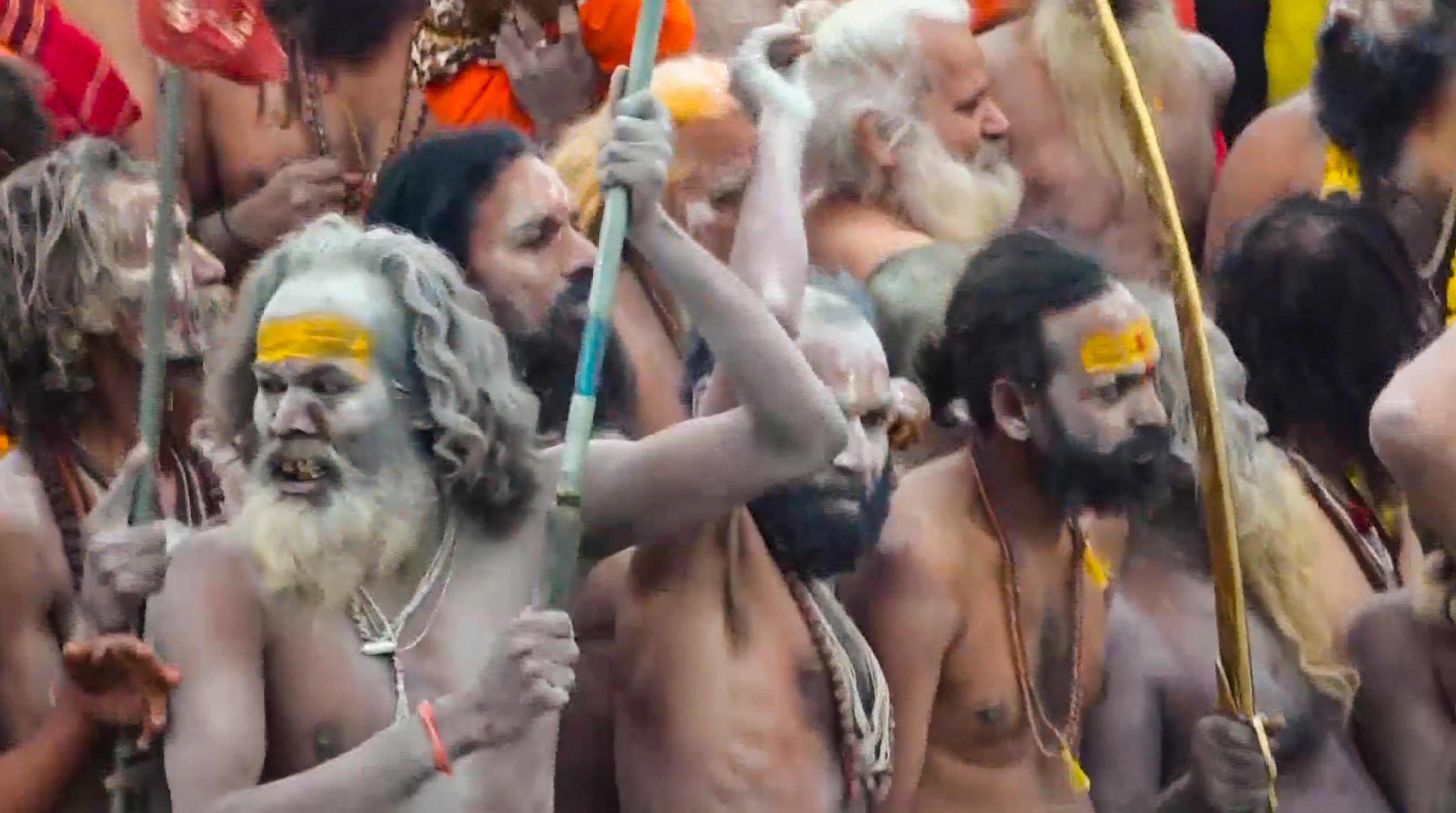 मकर संक्रांति पर नागा साधुओं ने किया अमृत स्नान