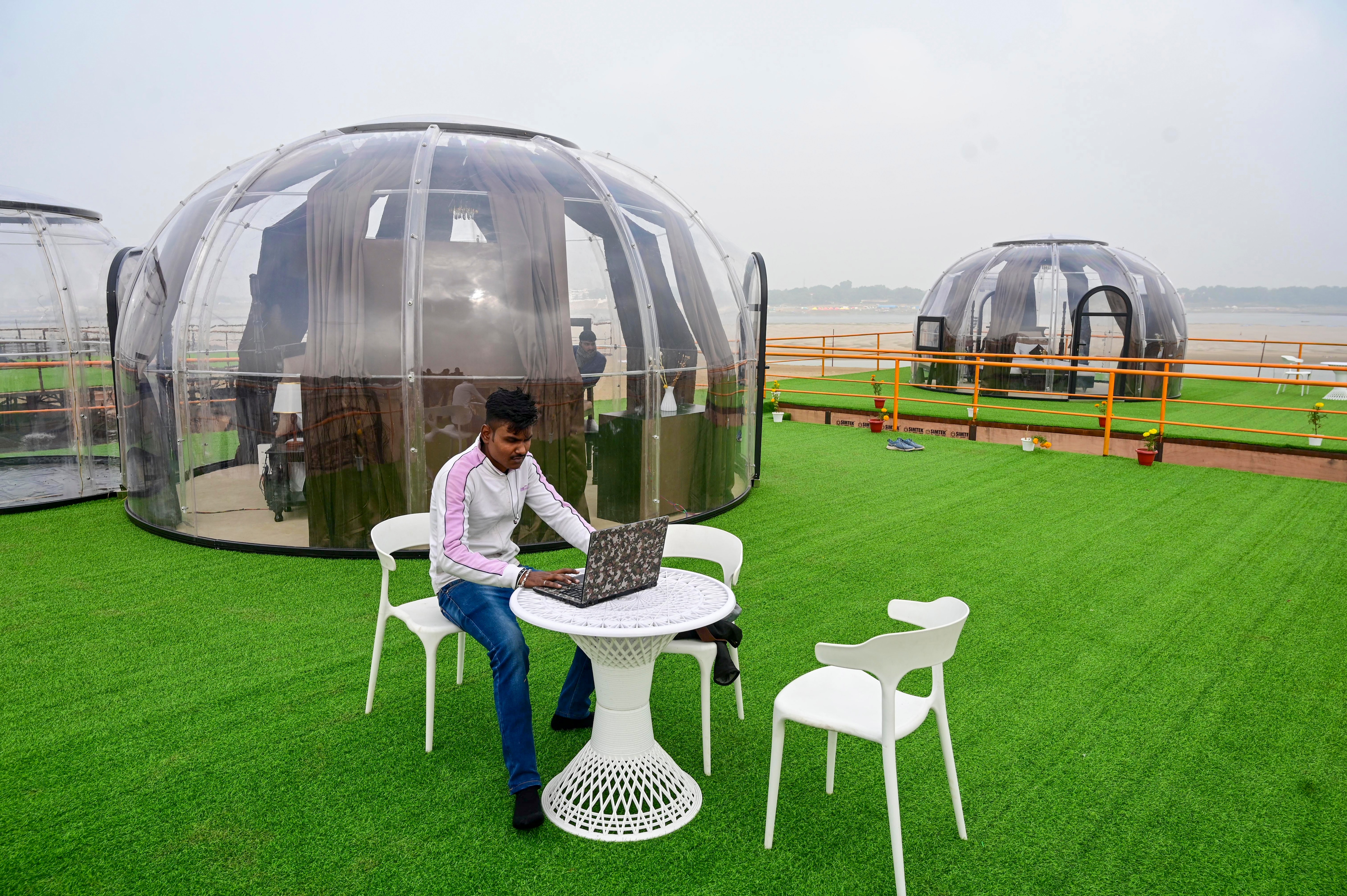 डोम सिटी और फ्लोटिंग कॉटेज