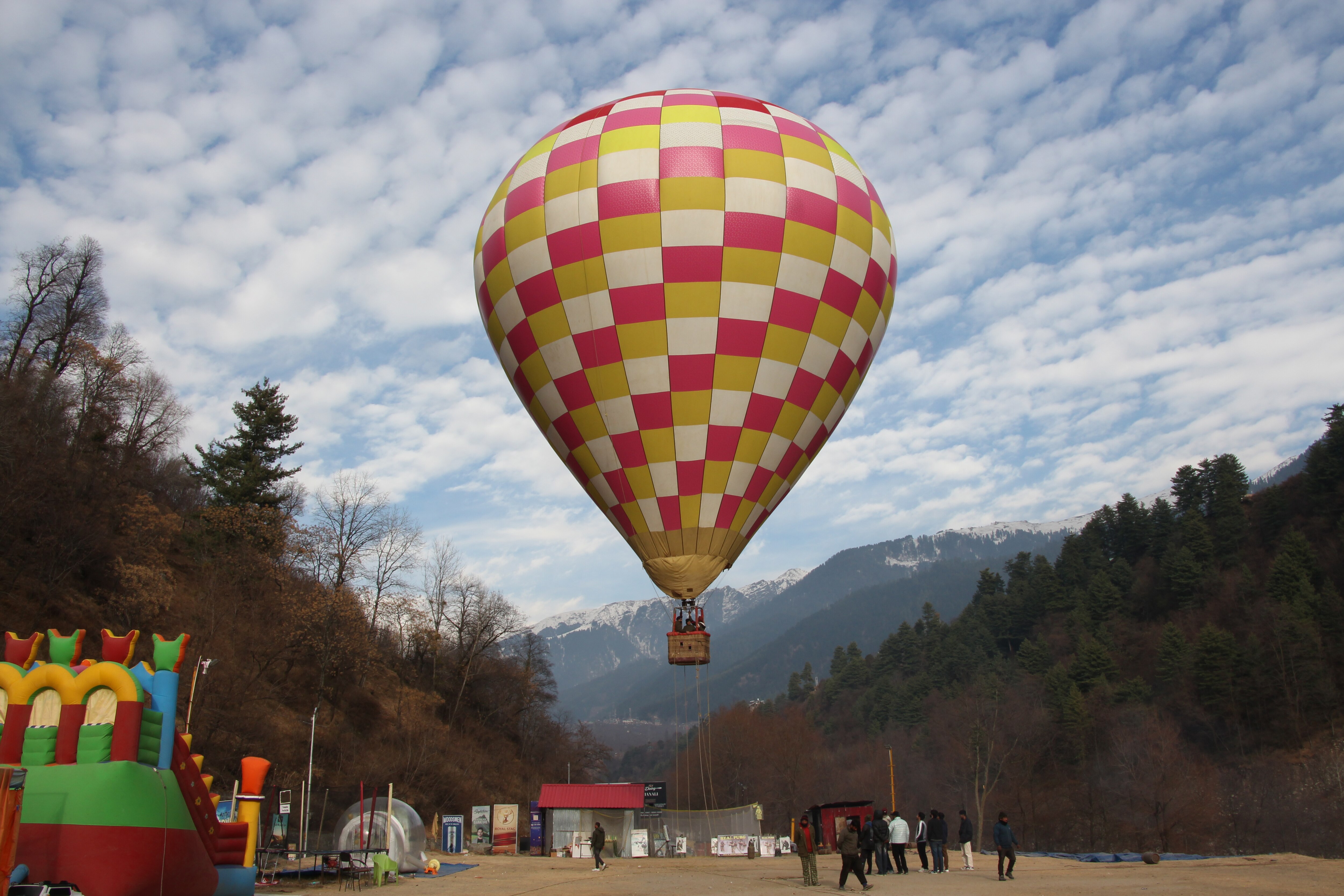 हॉट एयर बैलून से नए साल को खींच लाने की कोशिश