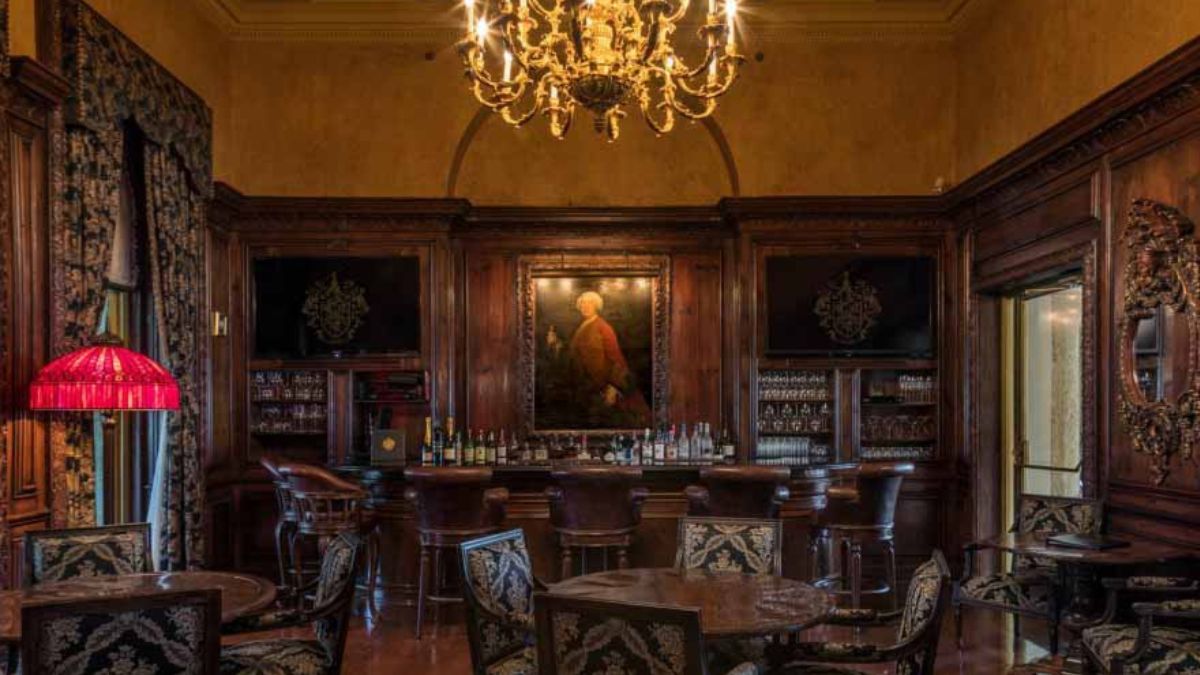 पड़ोस में अरबपतियों की बस्ती