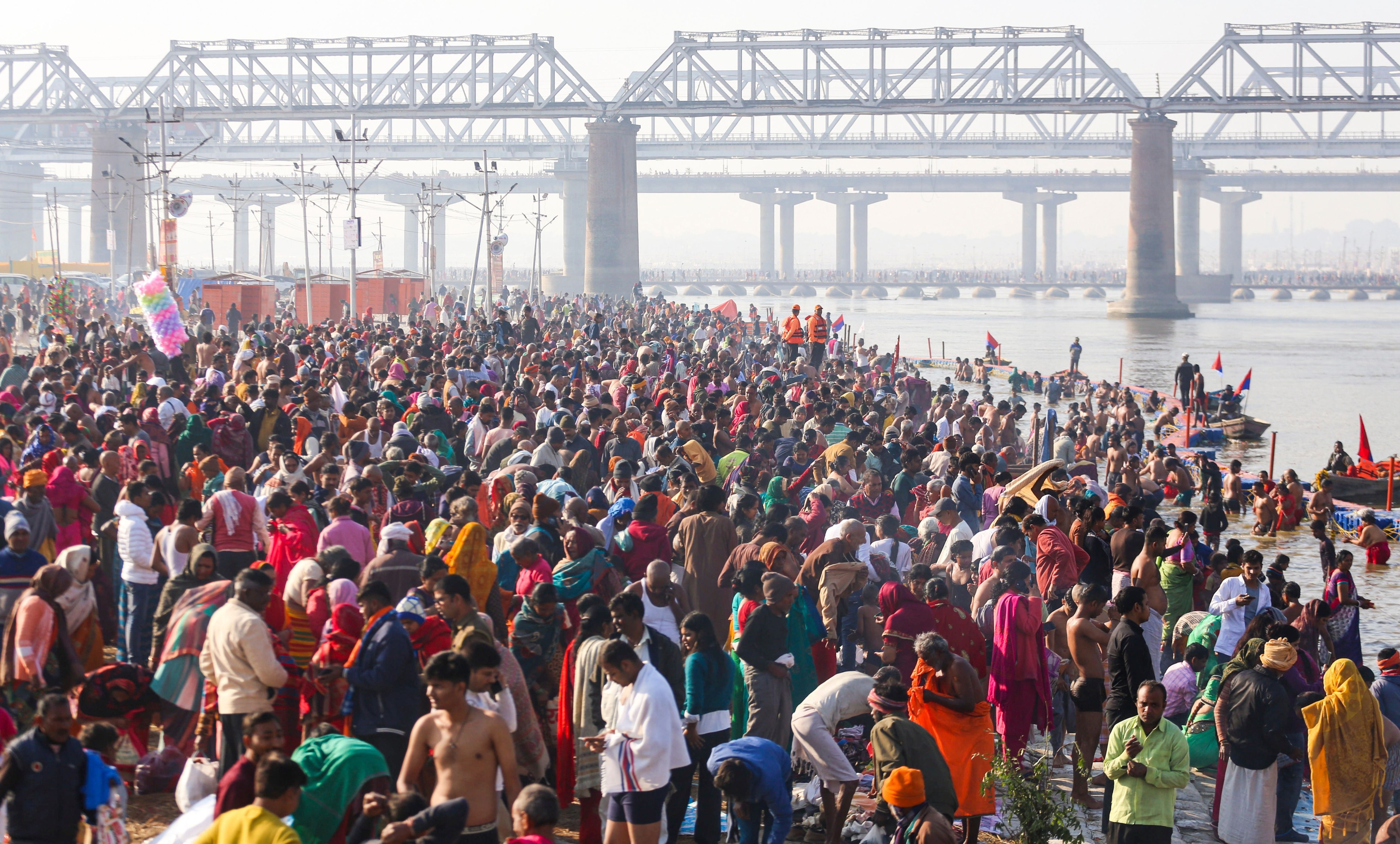मौनी अमावस्या पर संगम में पवित्र स्नान के लिए लाखों श्रद्धालु प्रयागराज पहुंचने लगे हैं.