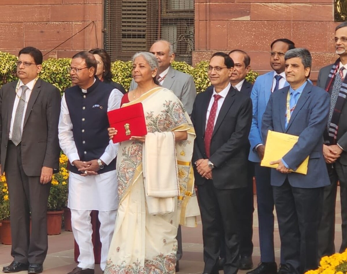 वित्त मंत्रालय के बाहर पूरी टीम के साथ 