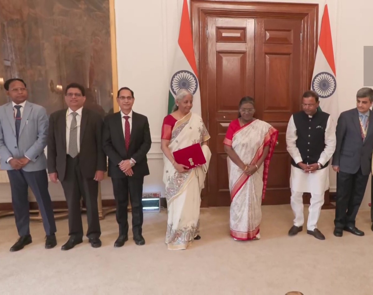 राष्ट्रपति मुर्मू के साथ फोटोसेशन