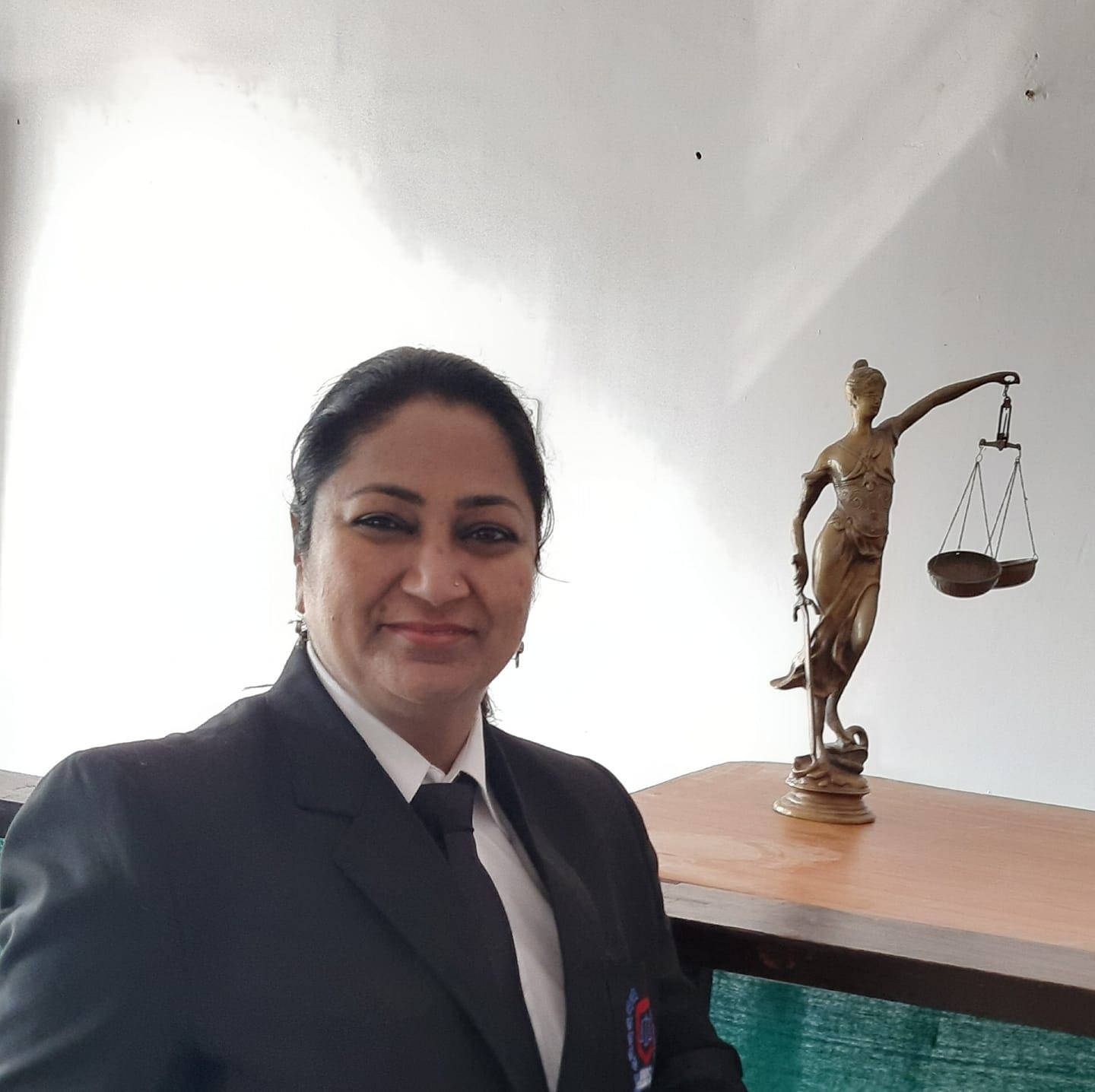 बीकॉम और एलएलबी की है डिग्री