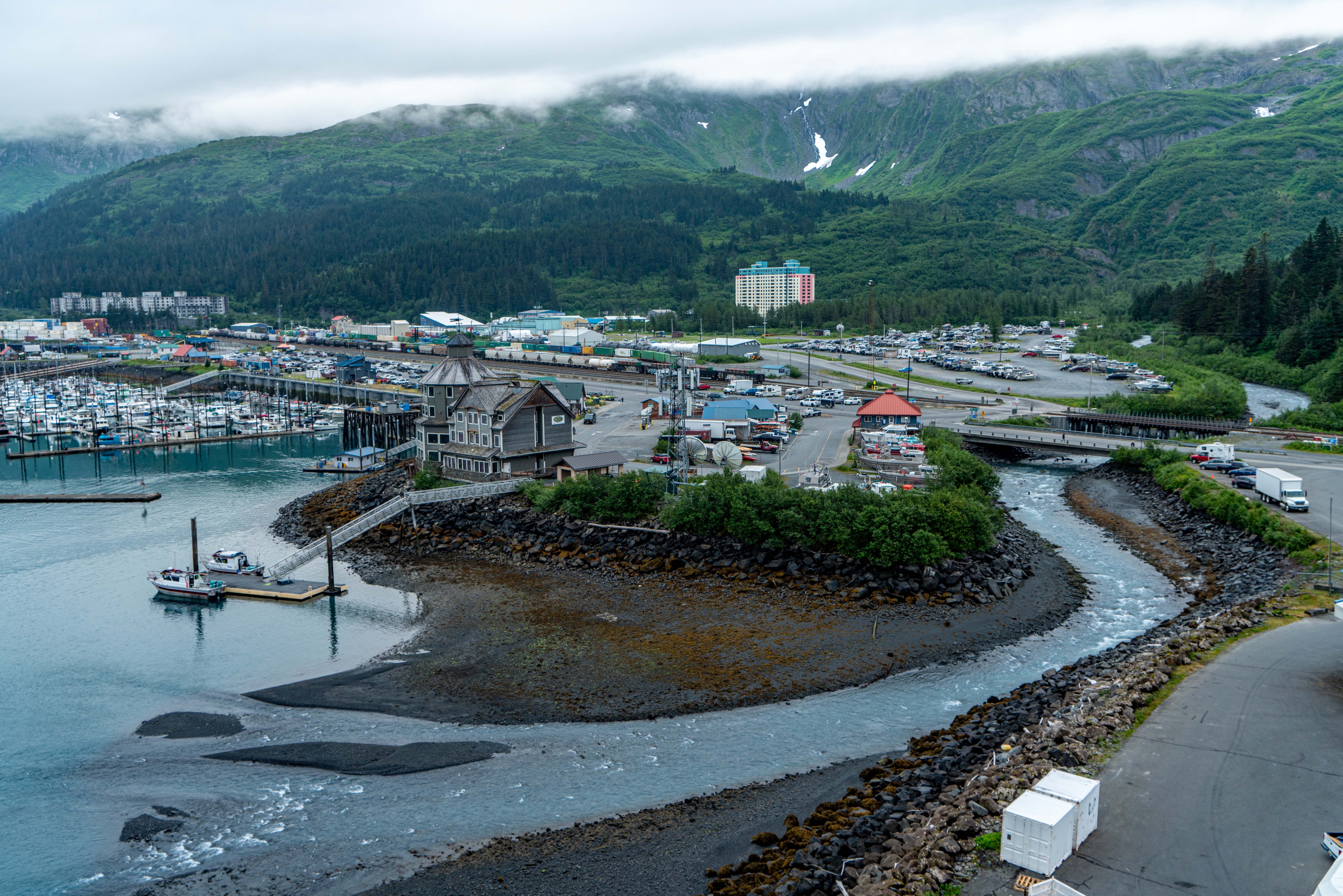 सिर्फ एक टनल के जरिए पूरी दुनिया से जुड़ा है ये शहर