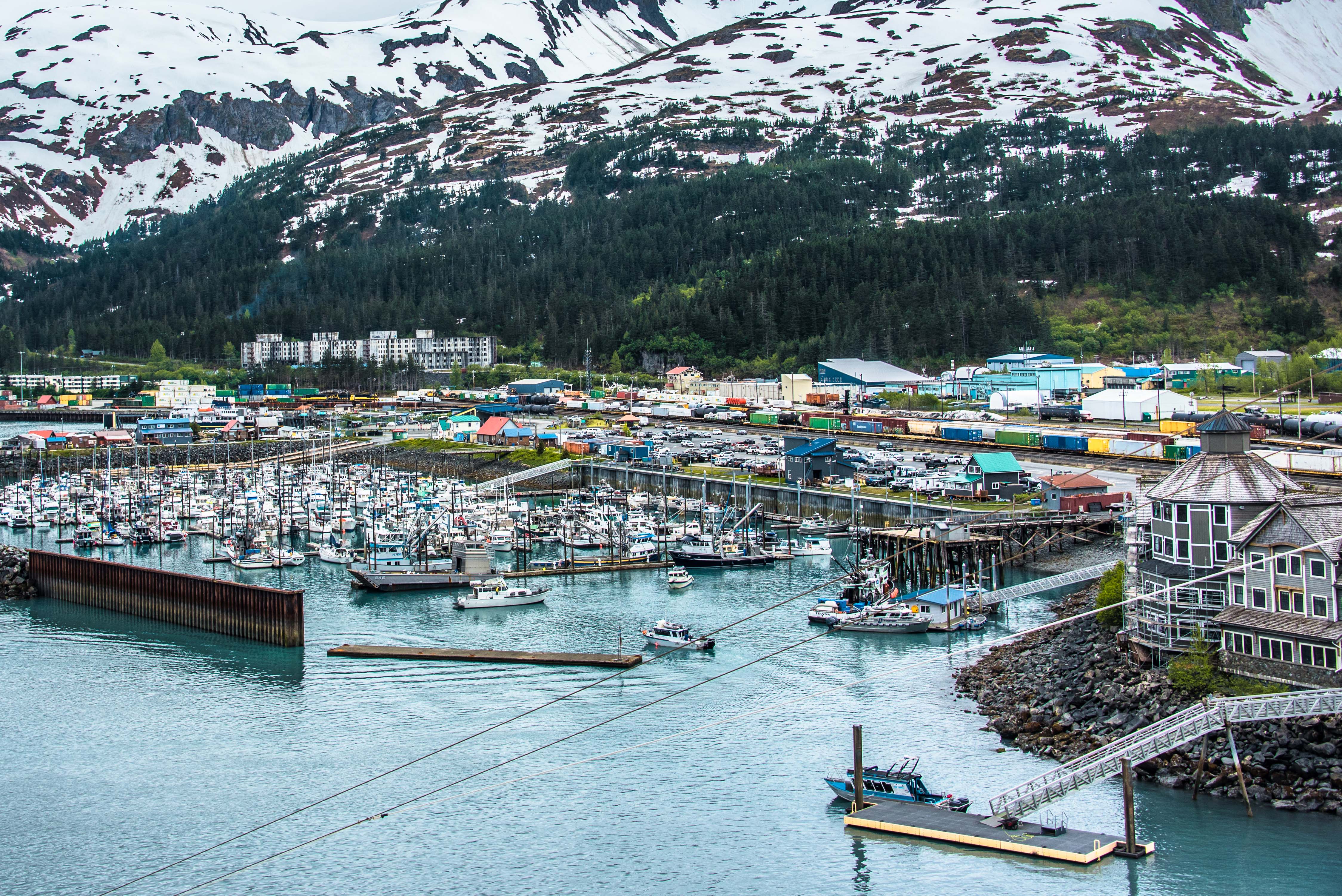 बिल्डिंग के अंदर है मिल जाएगा हर जरूरत का सामान 